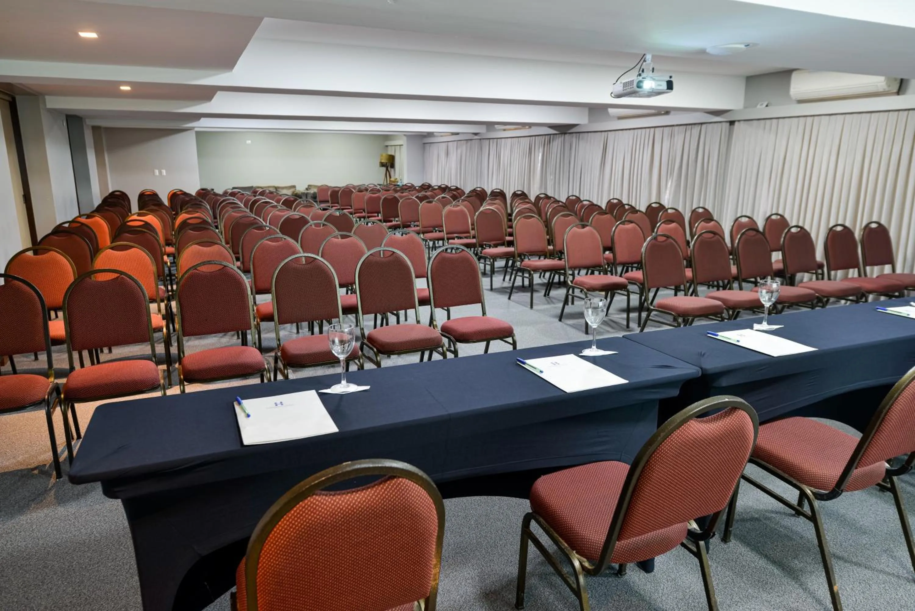 Business facilities in Hardman Praia Hotel