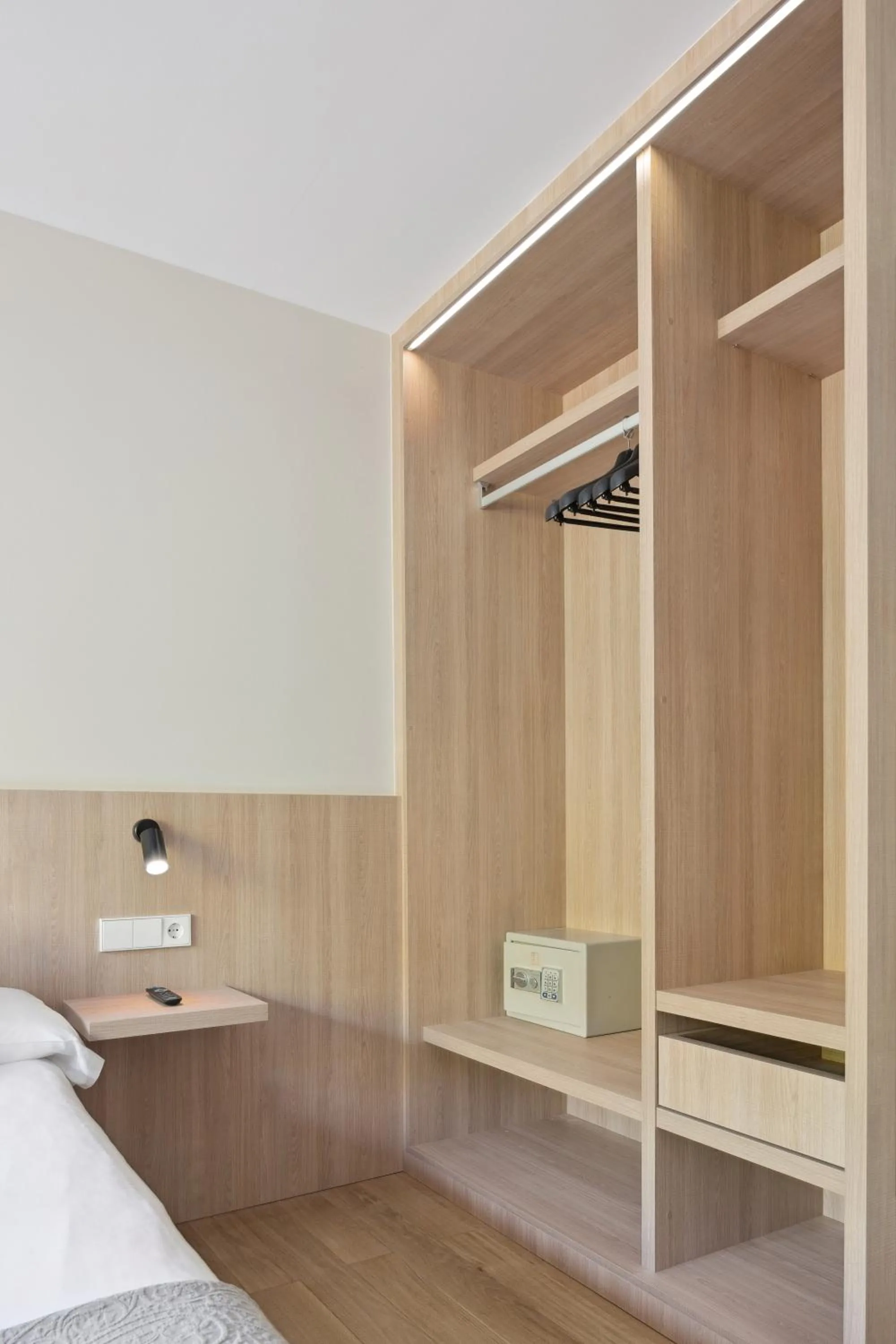 wardrobe, Bed in Hotel Venta de Etxalar