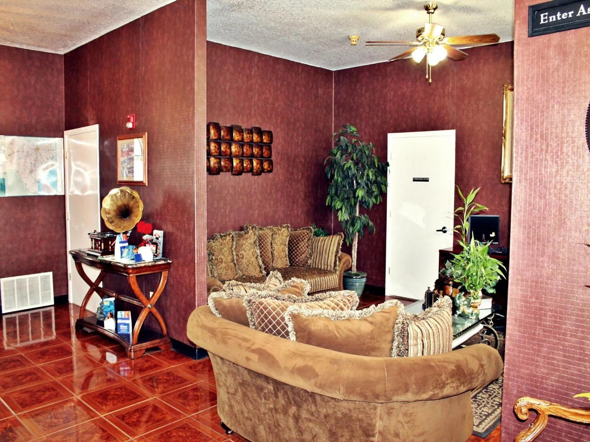 Seating Area in Super 8 by Wyndham San Antonio at I-10