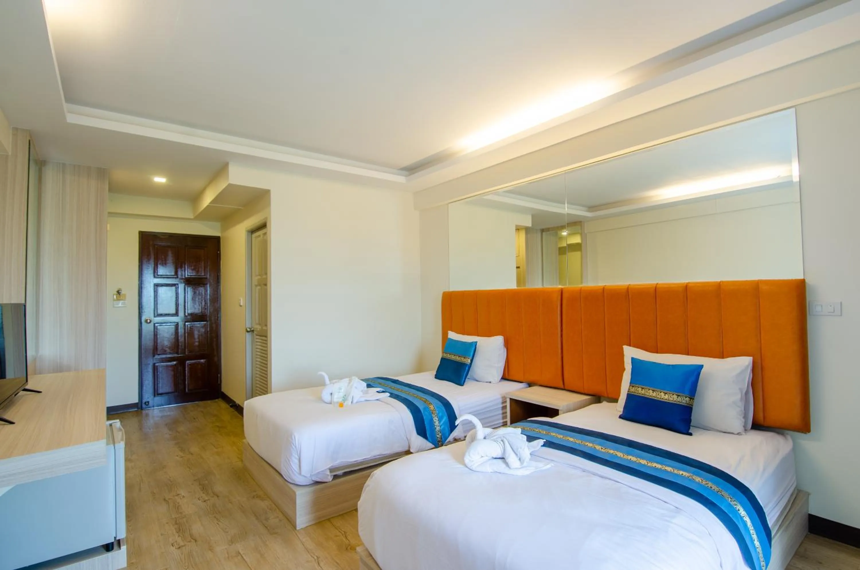 Photo of the whole room, Bed in Tara Lake