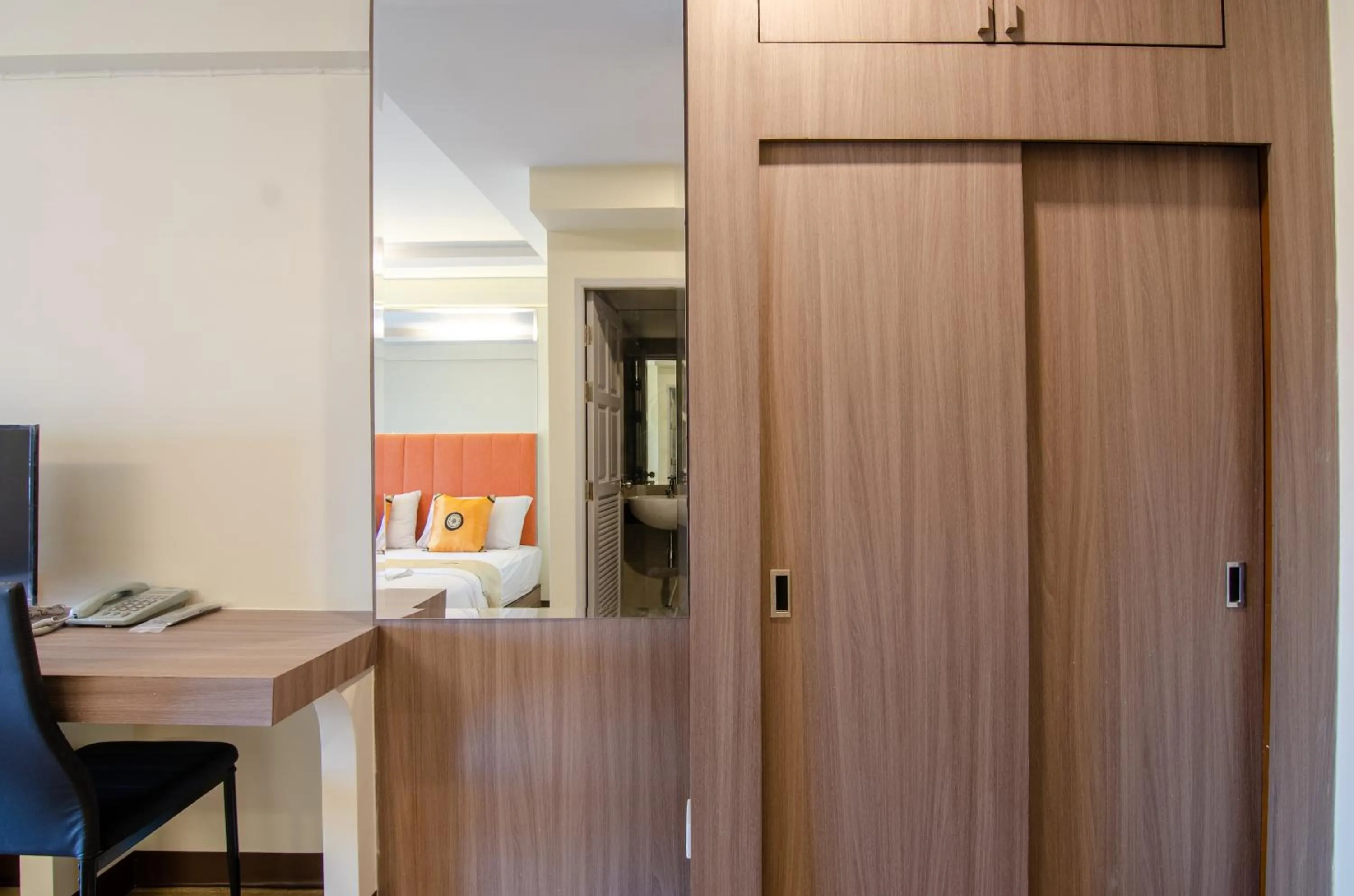 wardrobe, Bed in Tara Lake