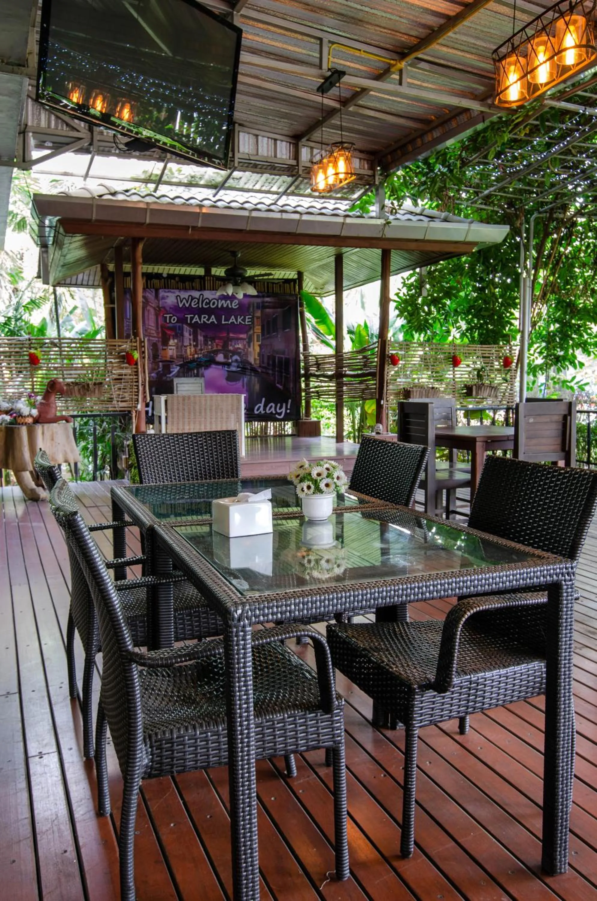 Restaurant/places to eat in Tara Lake