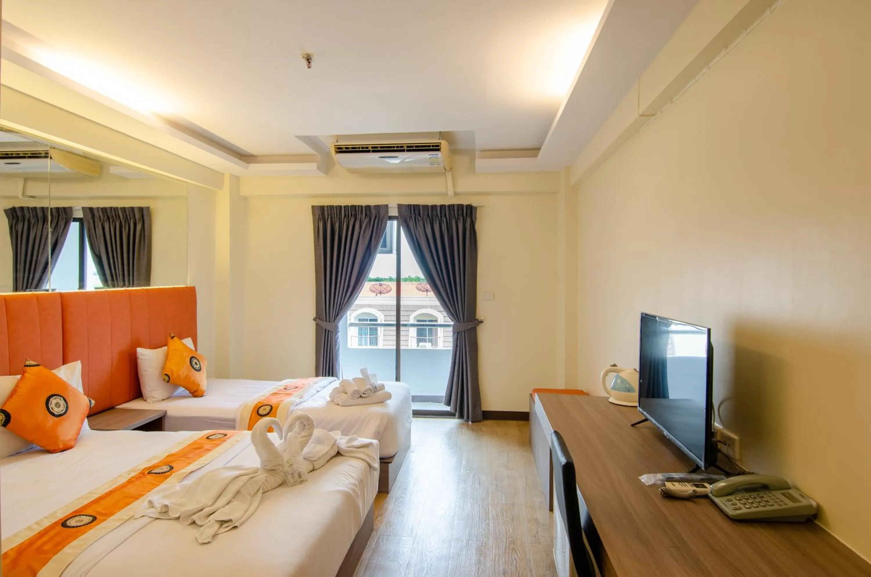 Photo of the whole room, Bed in Tara Lake