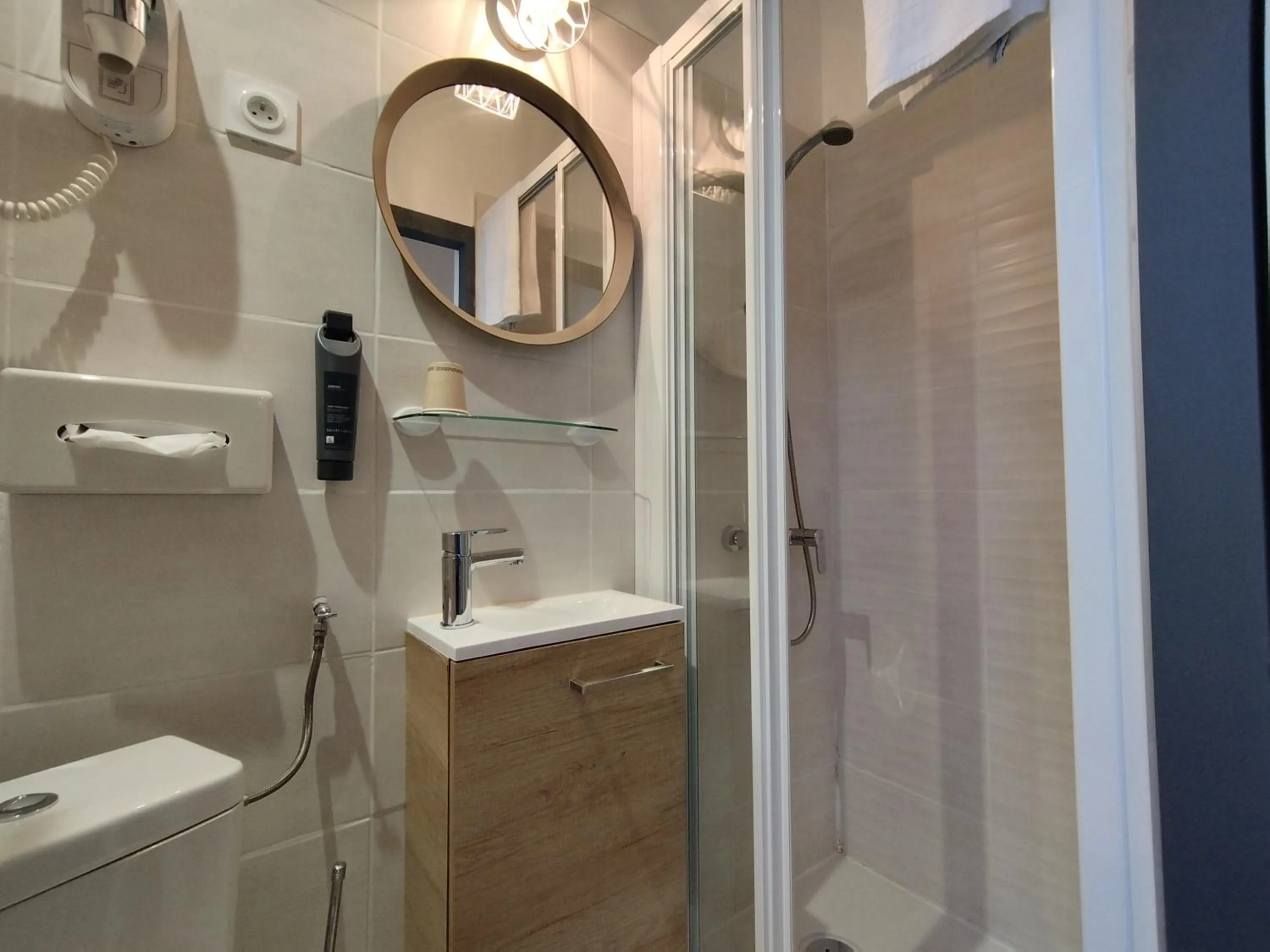 Shower in The Originals Access, Hotel Le Canter Saumur