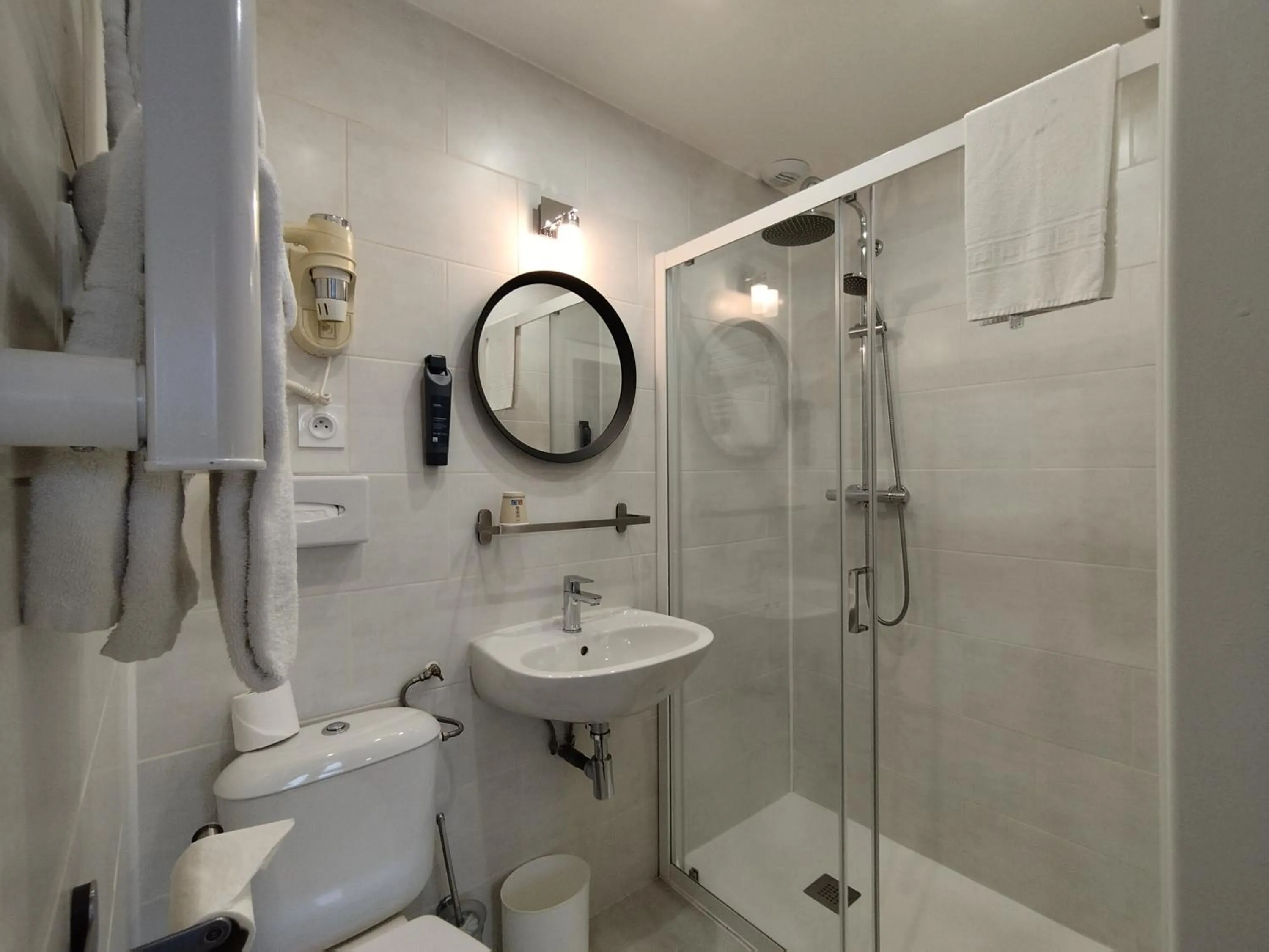 Shower in The Originals Access, Hotel Le Canter Saumur