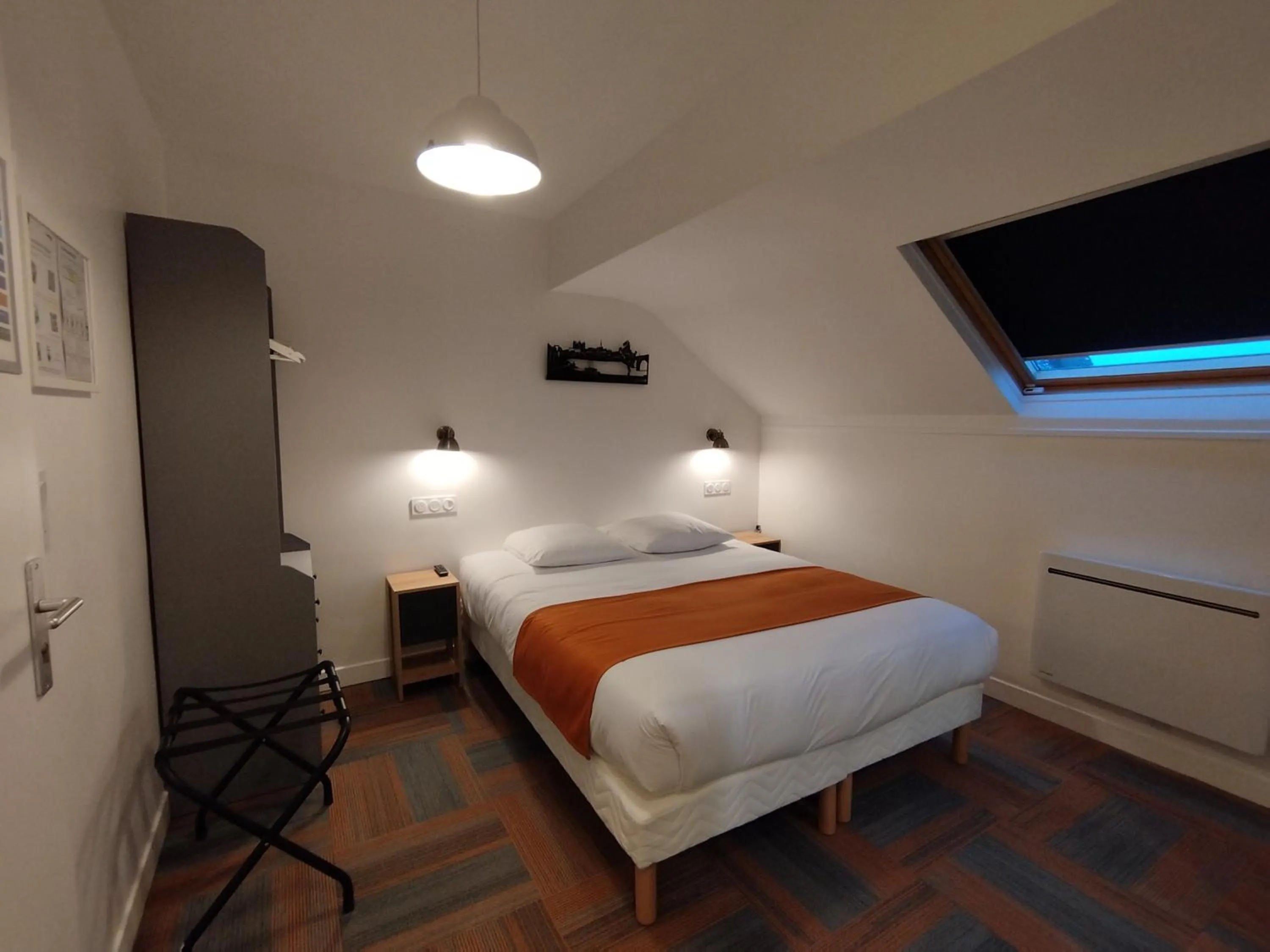 Shower, Bed in The Originals Access, Hotel Le Canter Saumur