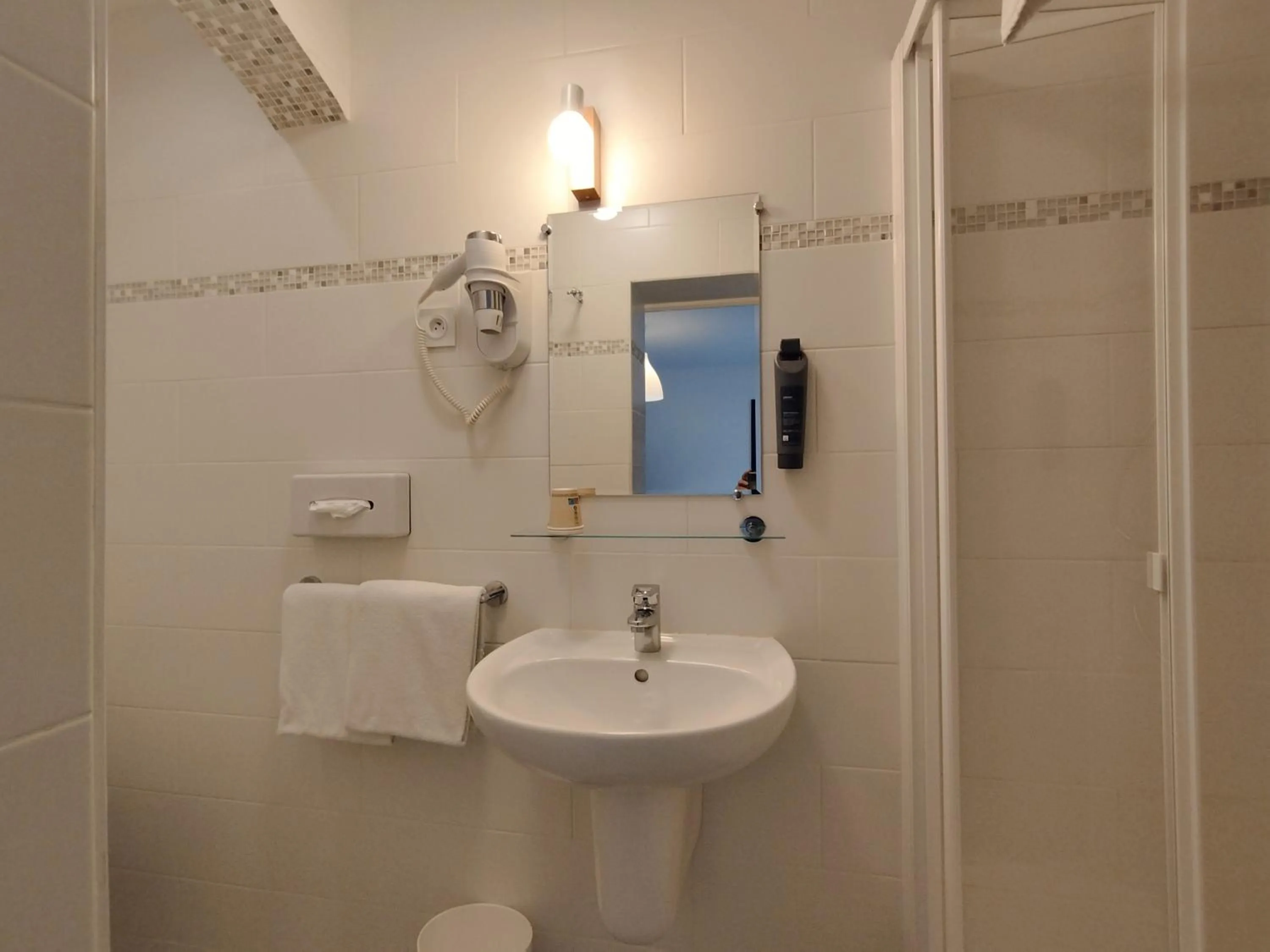 Shower in The Originals Access, Hotel Le Canter Saumur