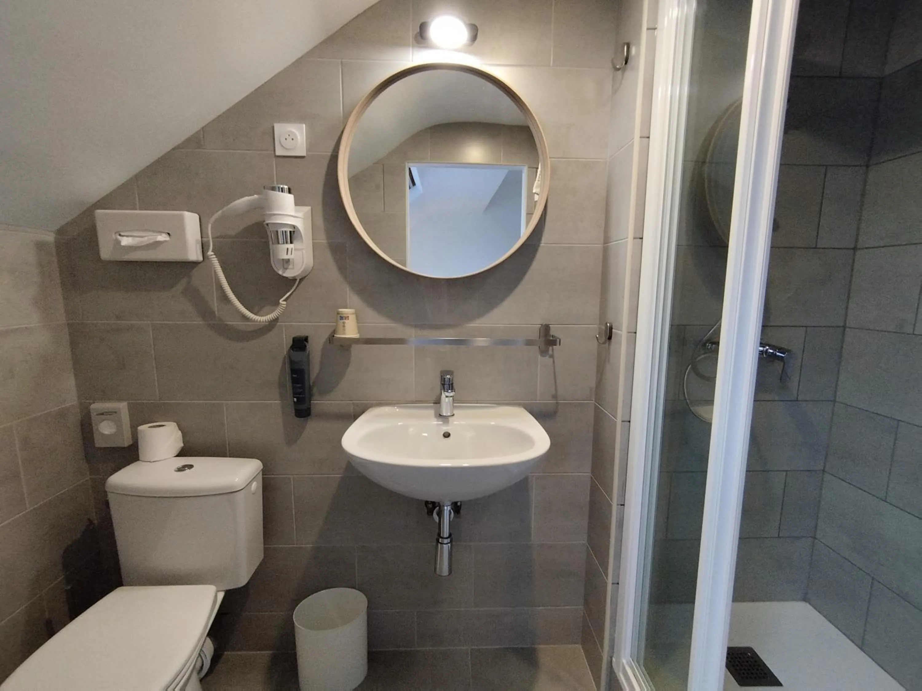 Shower in The Originals Access, Hotel Le Canter Saumur