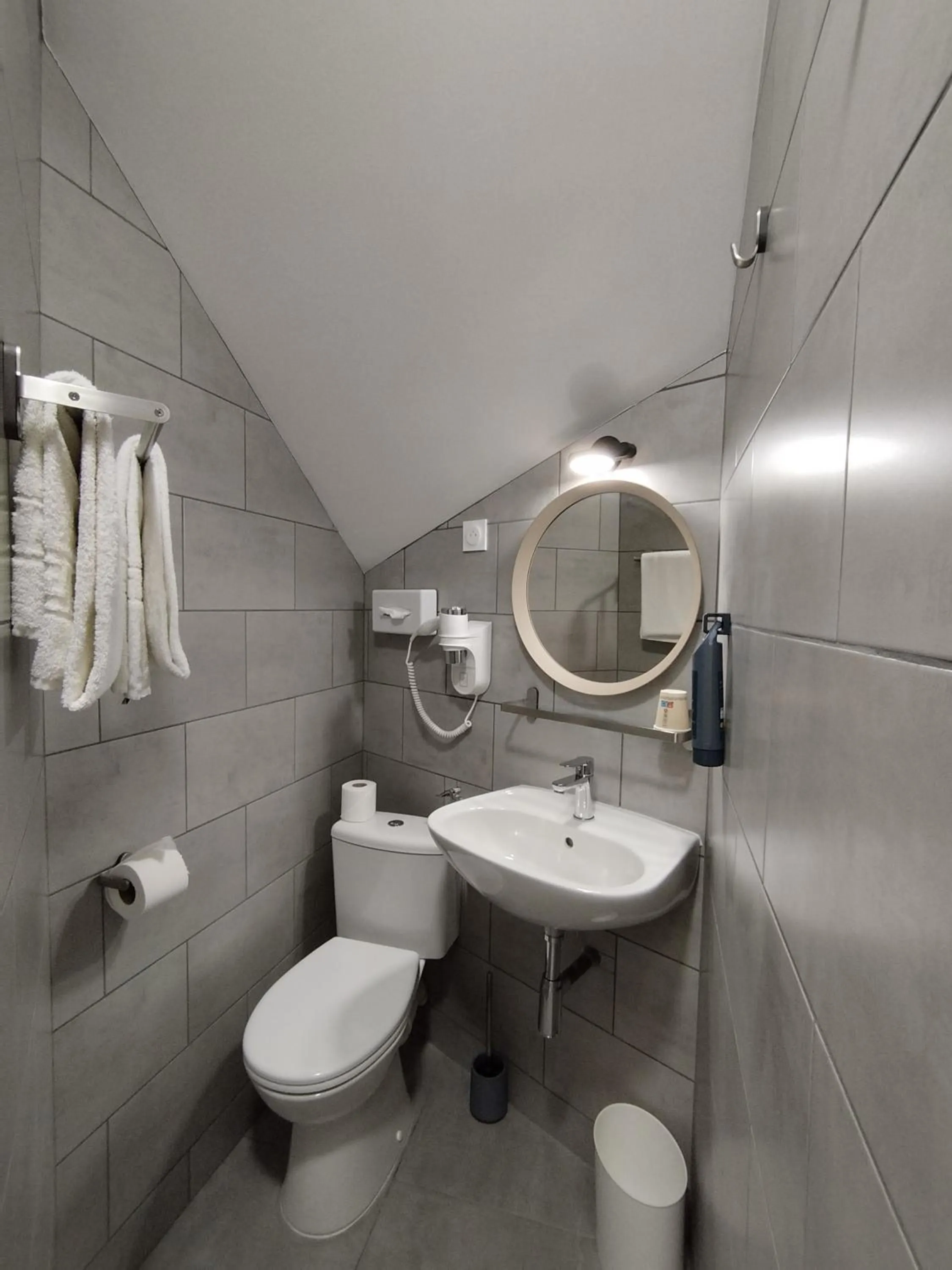 Shower in The Originals Access, Hotel Le Canter Saumur