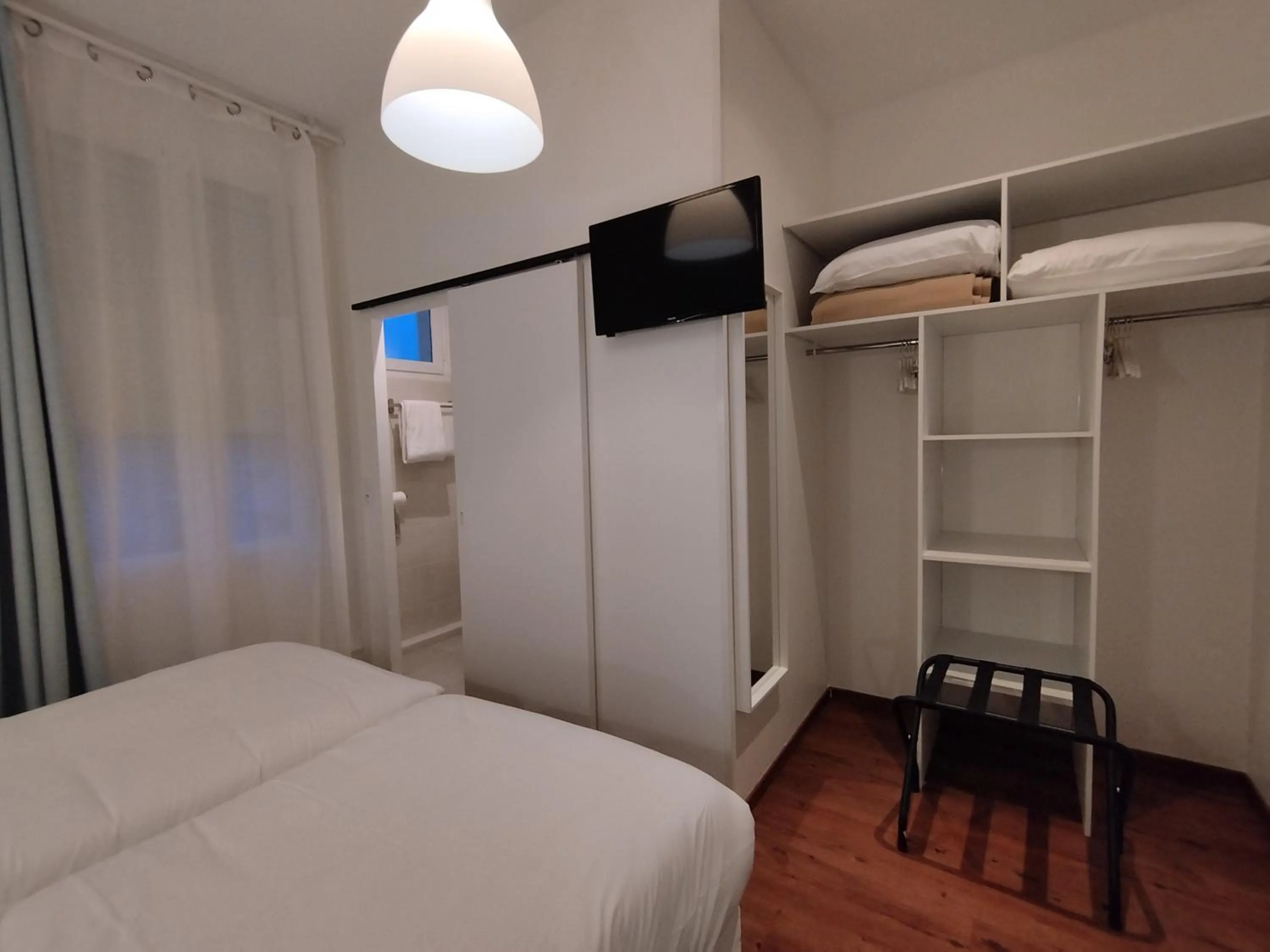 Shower, Bed in The Originals Access, Hotel Le Canter Saumur