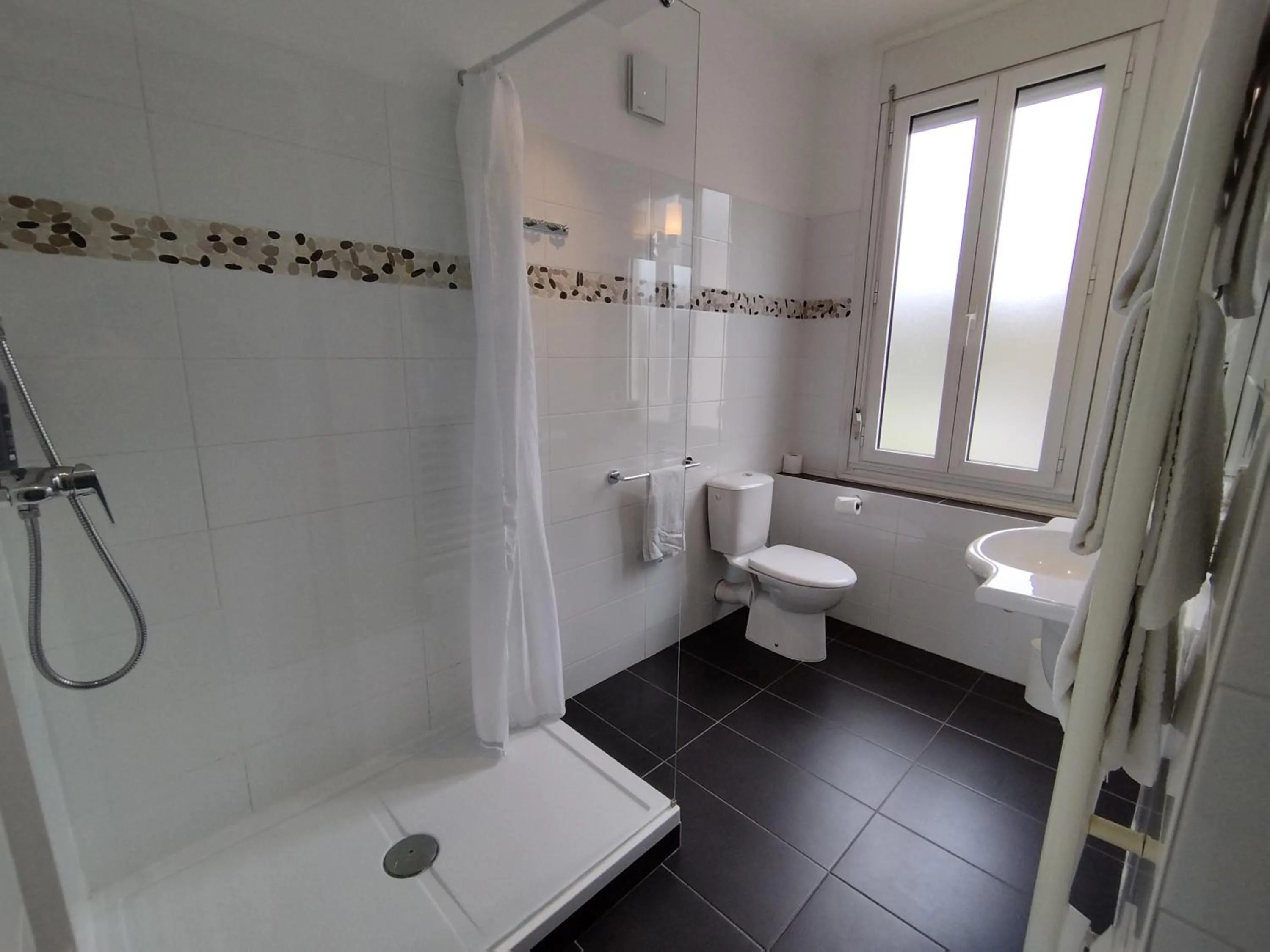 Shower in The Originals Access, Hotel Le Canter Saumur