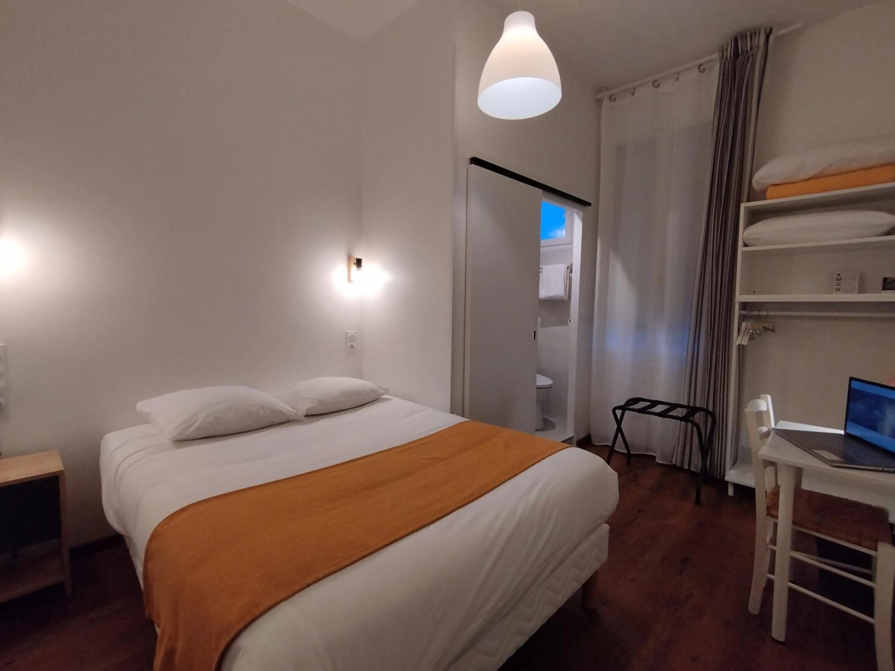 Shower, Bed in The Originals Access, Hotel Le Canter Saumur