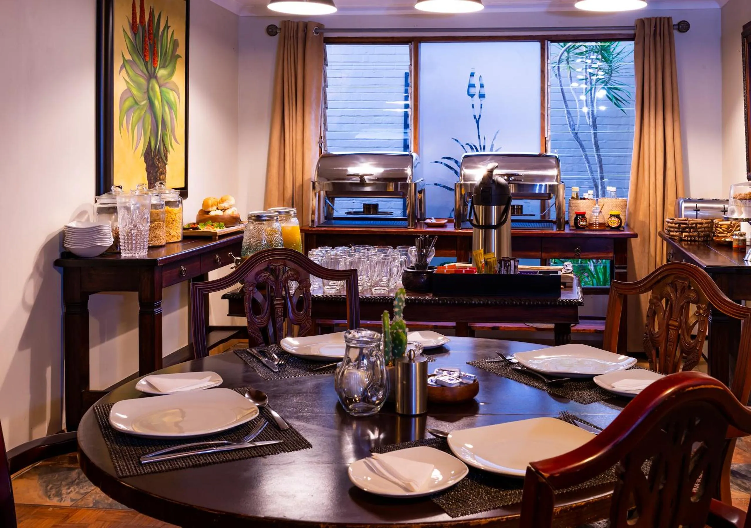 Restaurant/places to eat in Ama Zulu Guesthouse & Safaris