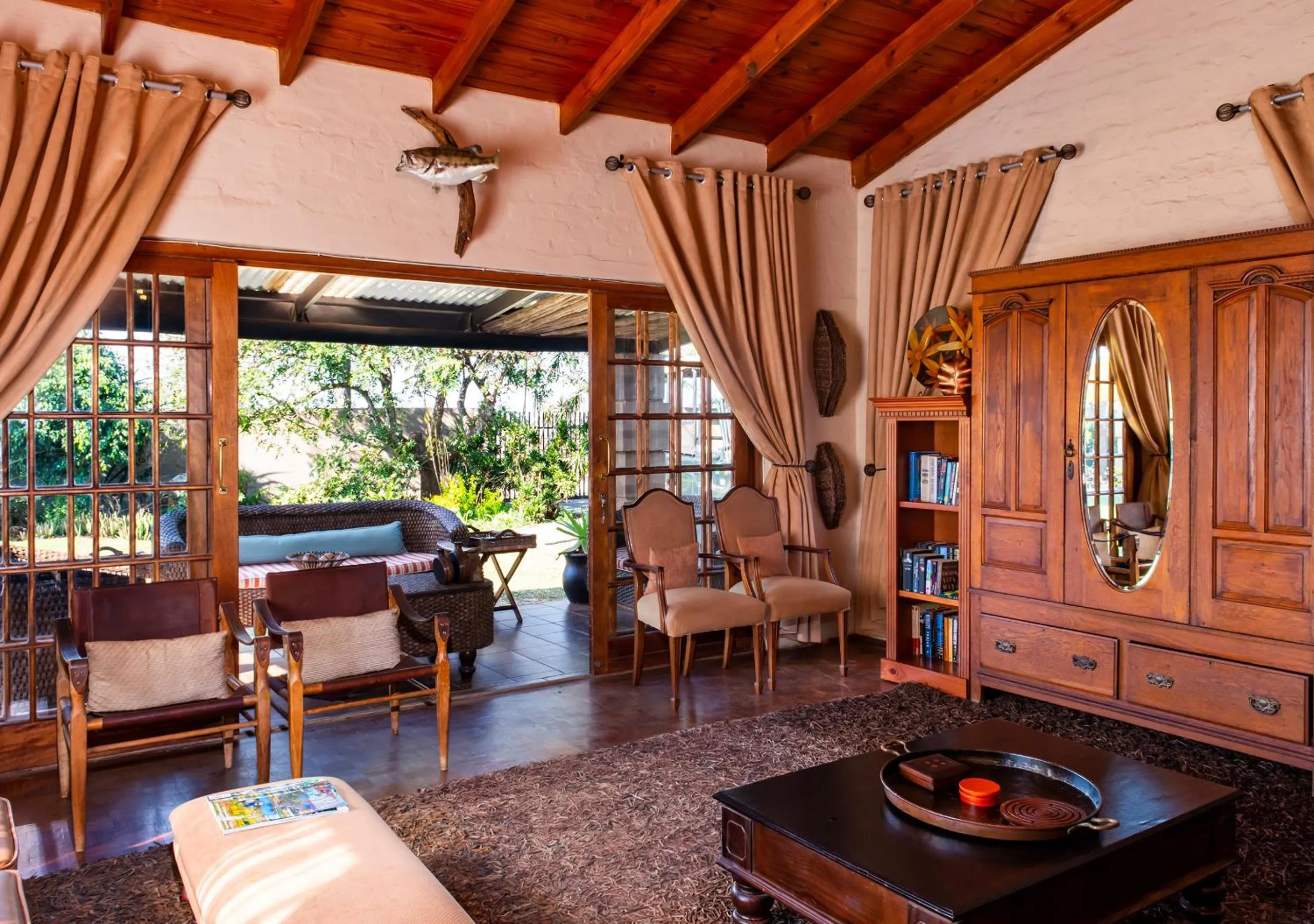 Communal lounge/ TV room in Ama Zulu Guesthouse & Safaris