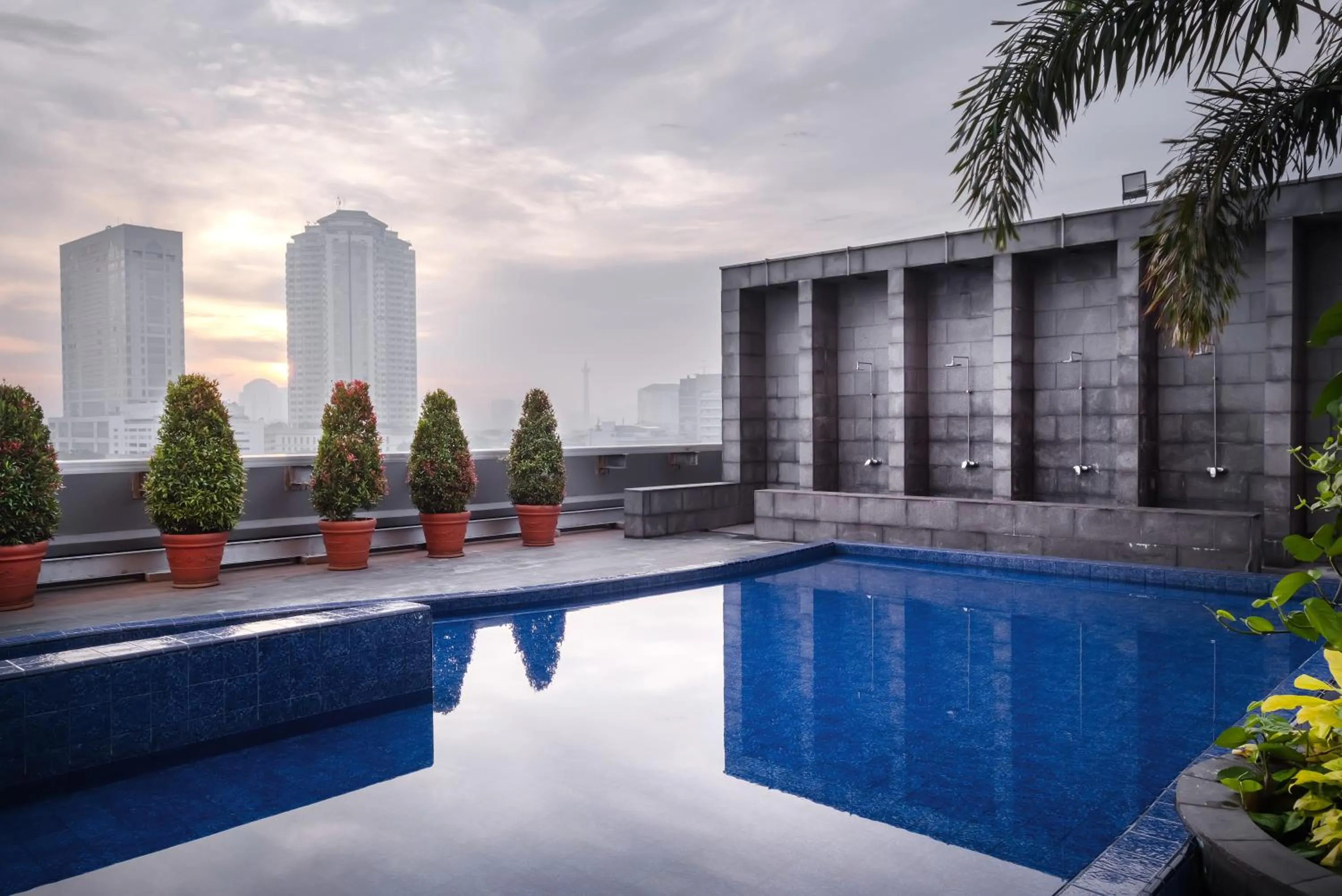 Swimming pool in Merlynn Park Hotel