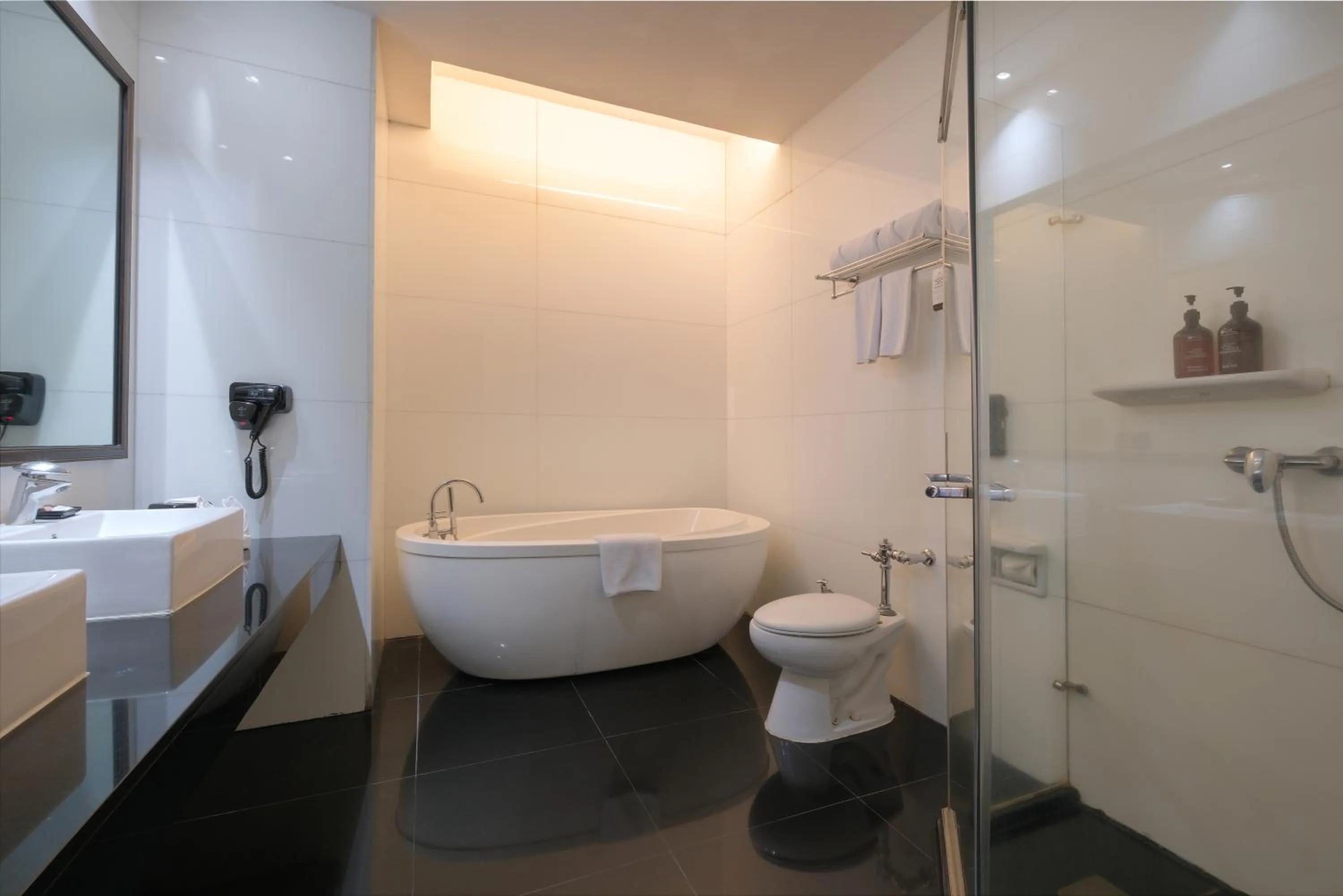 Bathroom in Merlynn Park Hotel