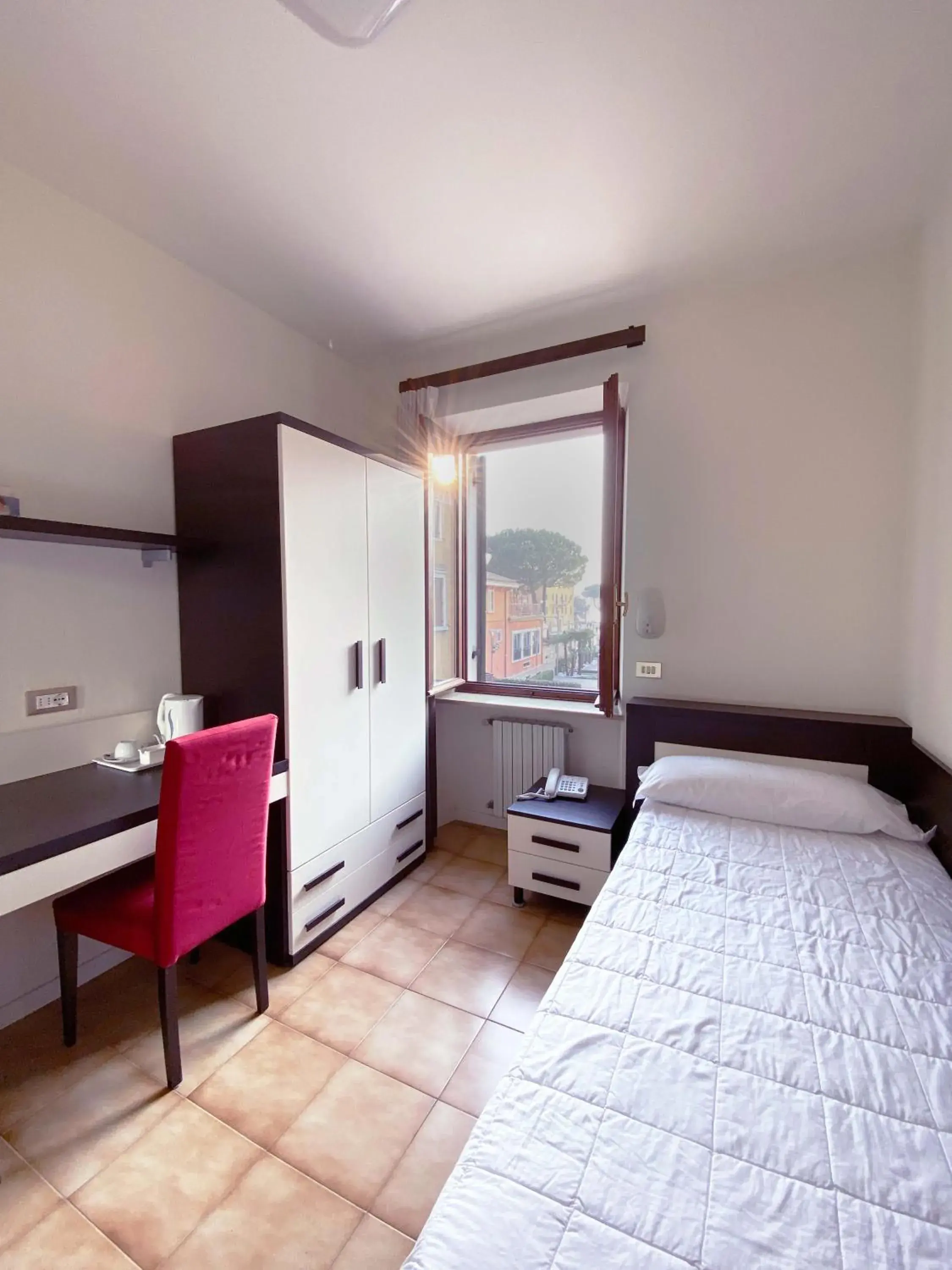 Bedroom, Kitchen/Kitchenette in Hotel Alla Torre