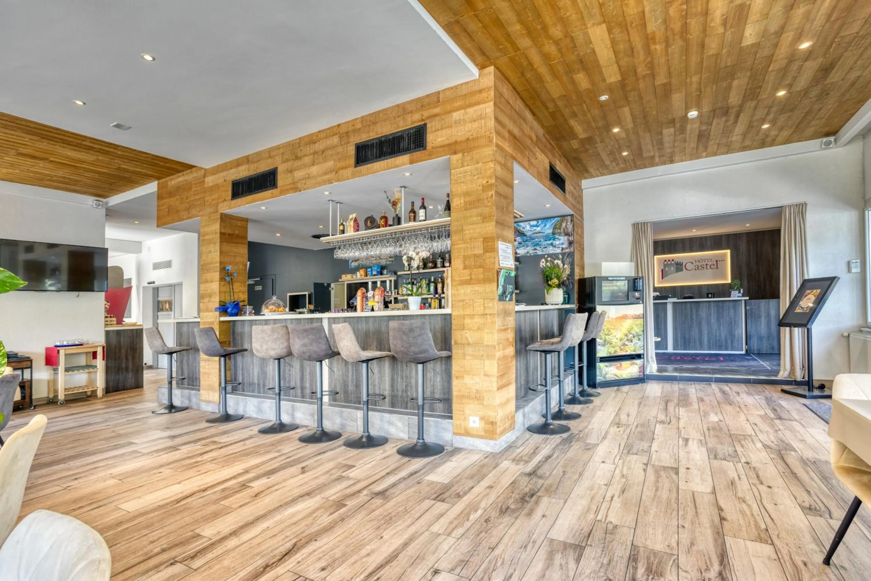 Restaurant/places to eat in Hotel Castel