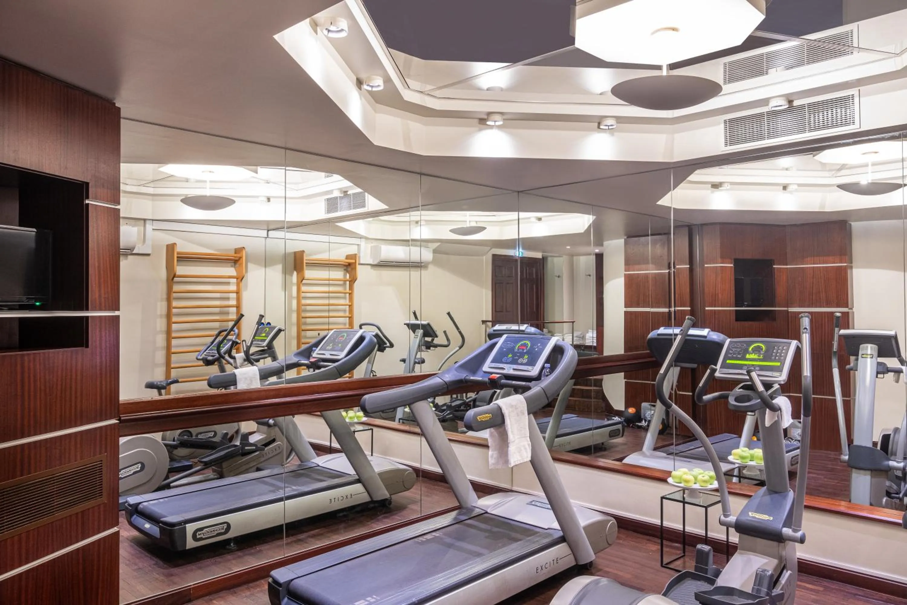 Fitness centre/facilities in Hôtel Pont Royal Paris