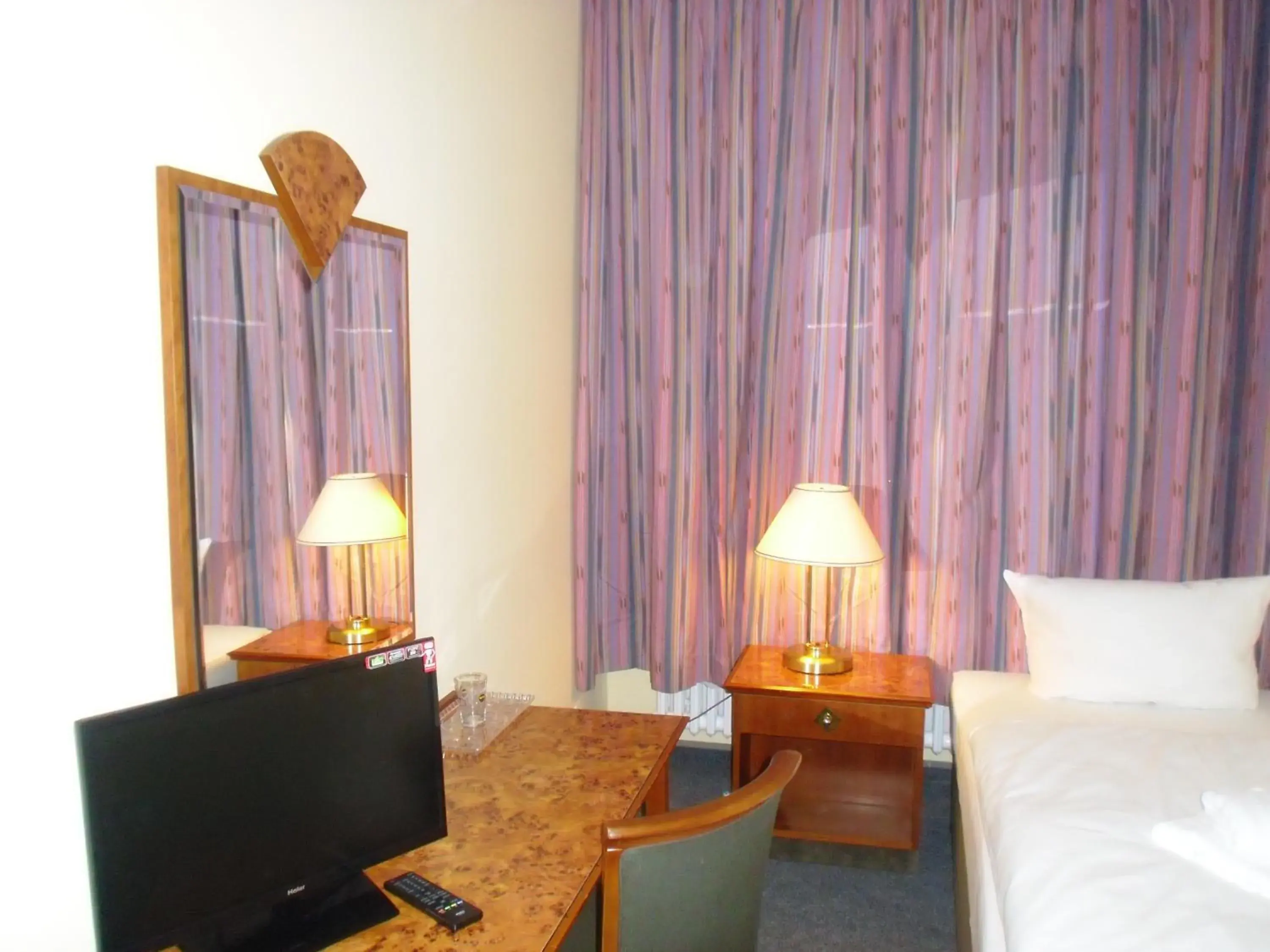 Single Room with Shared Bathroom in Hotel Amadeus Central Single Room with Shared Bathroom in Hotel Amadeus Central