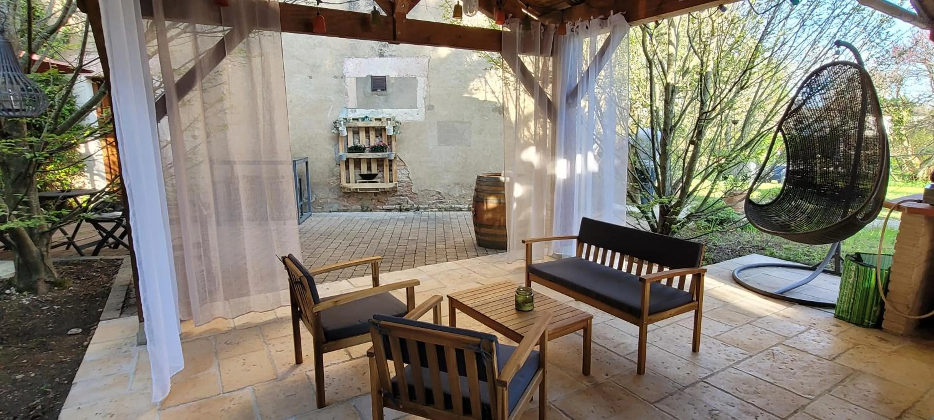 Patio in B&B Des Histoires d'Anges - Côté Jardin - Accueil Vélo