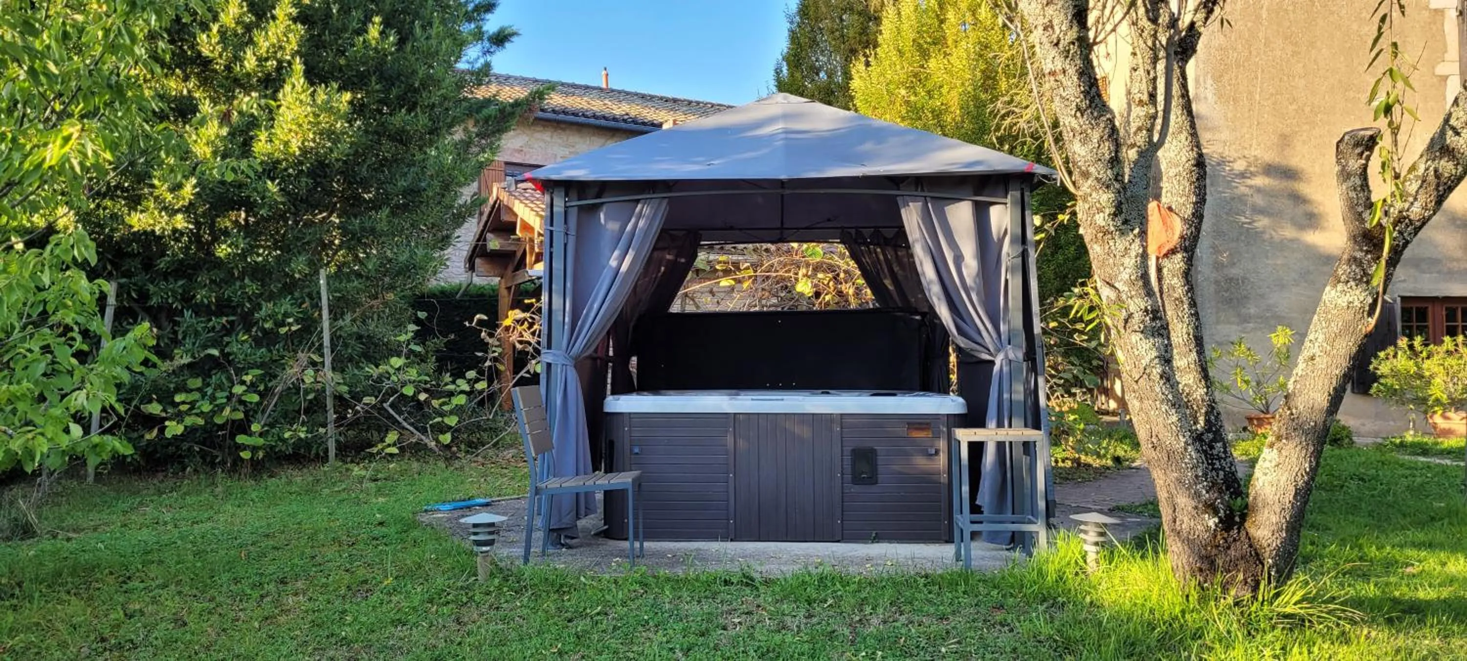 Garden in B&B Des Histoires d'Anges - Côté Jardin - Accueil Vélo