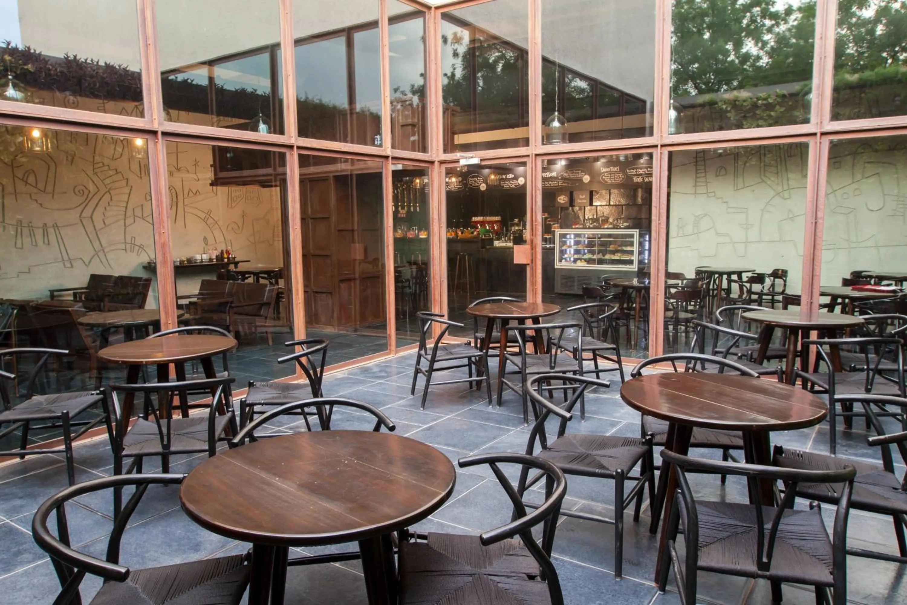 Restaurant/places to eat in Courtyard by Marriott Ahmedabad