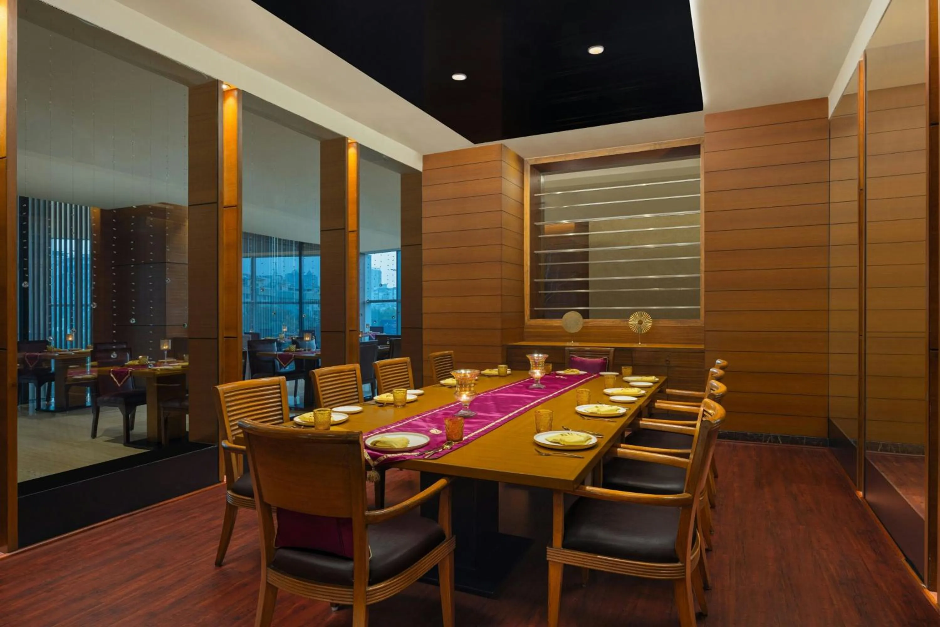 Restaurant/places to eat in Le Meridien Ahmedabad
