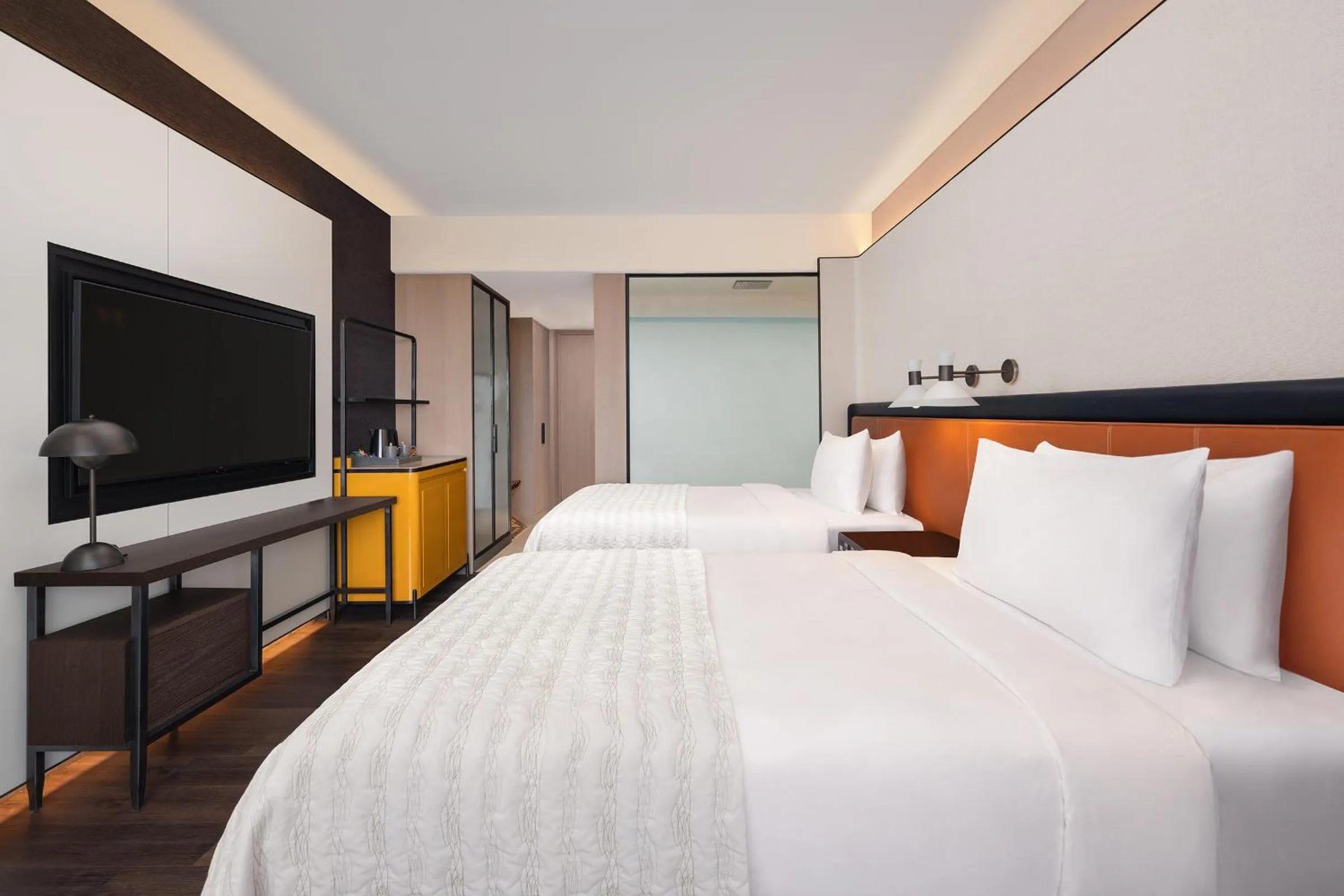Bed in Le Meridien Ahmedabad