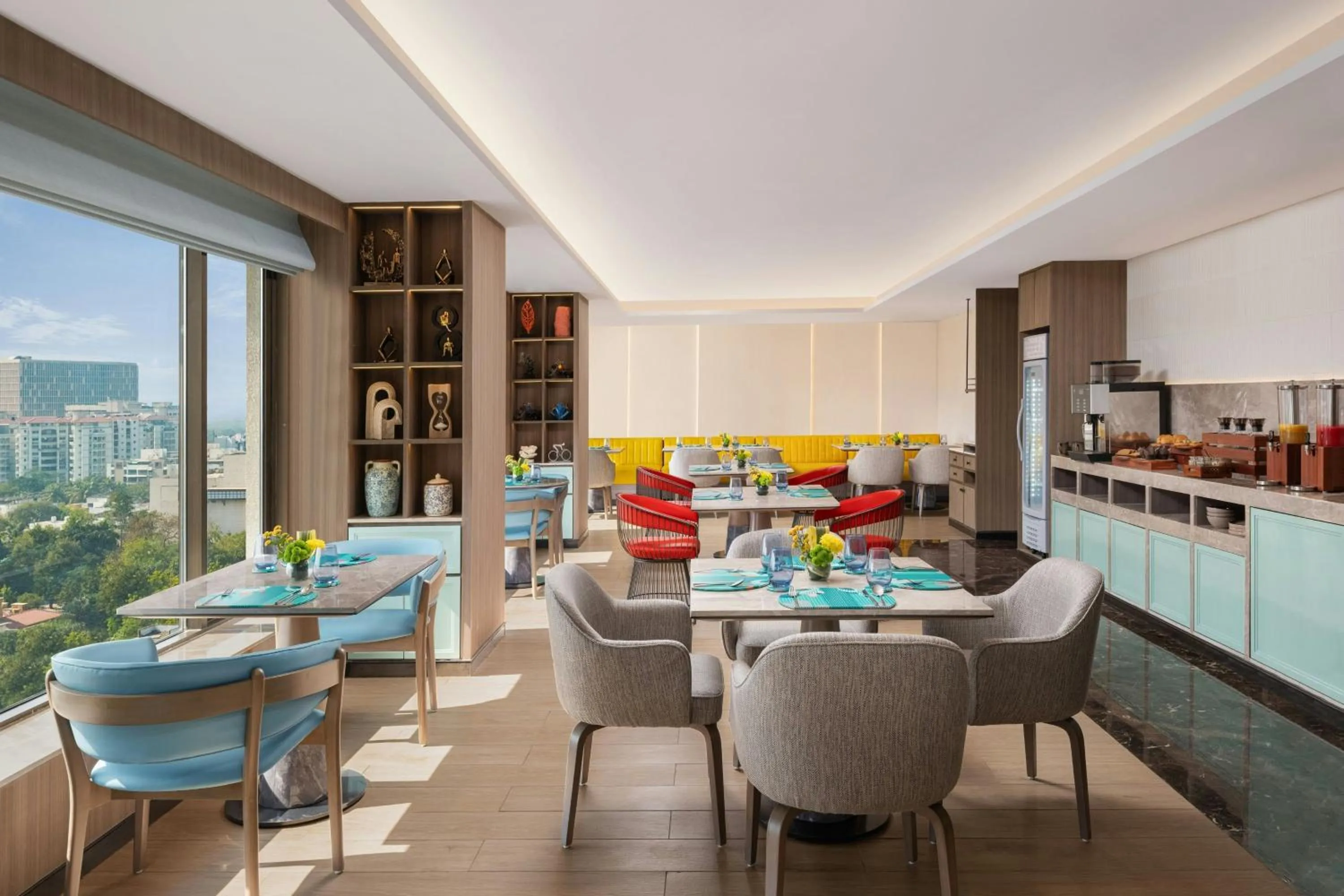 Lounge or bar in Le Meridien Ahmedabad