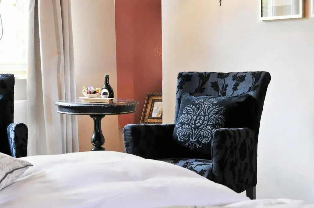 Seating area, Bed in Hotel Herrnschloesschen Seating area, Bed in Hotel Herrnschloesschen