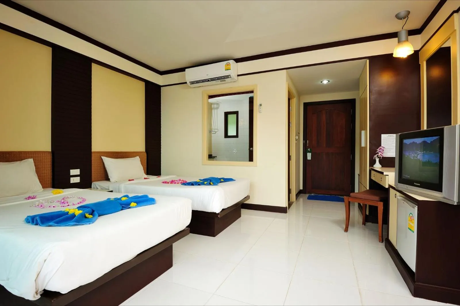 Bed in Phi Phi Arboreal Resort