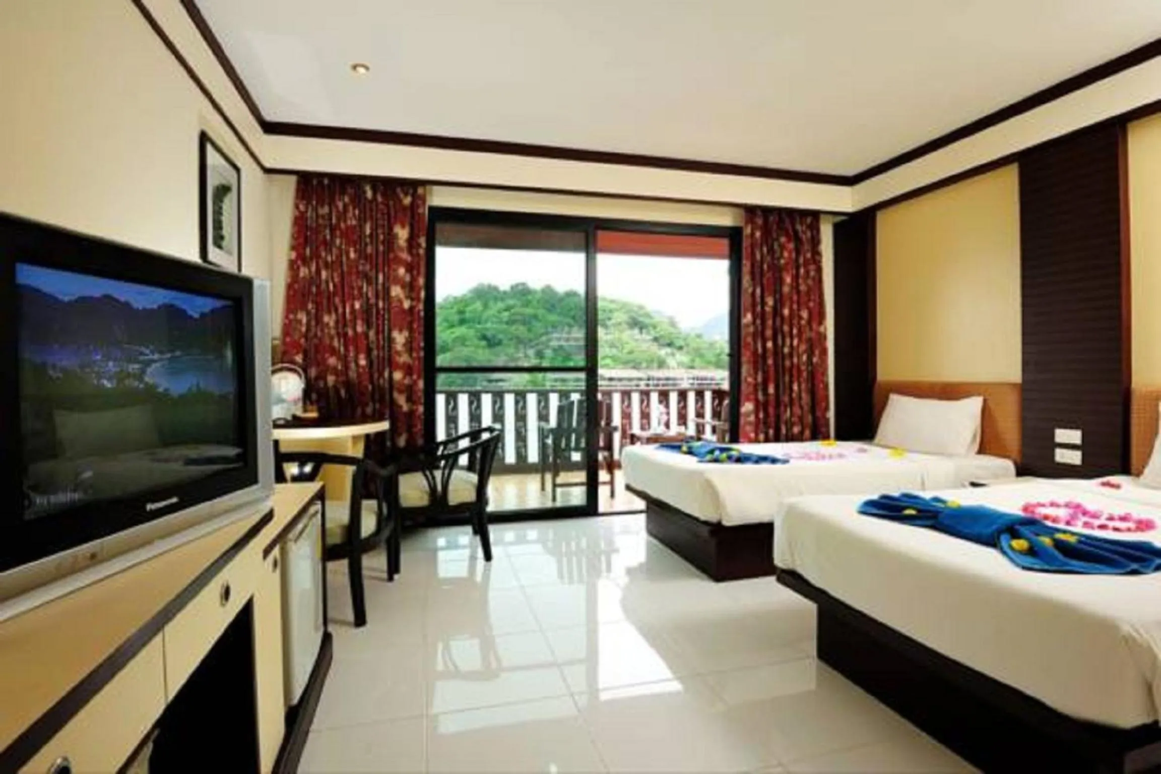 Photo of the whole room, Bed in Phi Phi Arboreal Resort