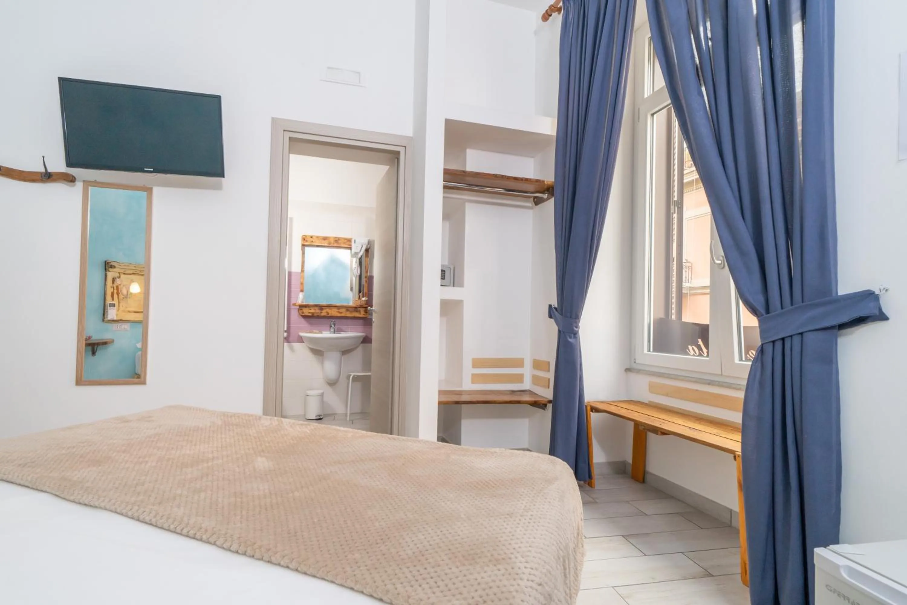 Shower, Bed in B&B DolceVita Napoli