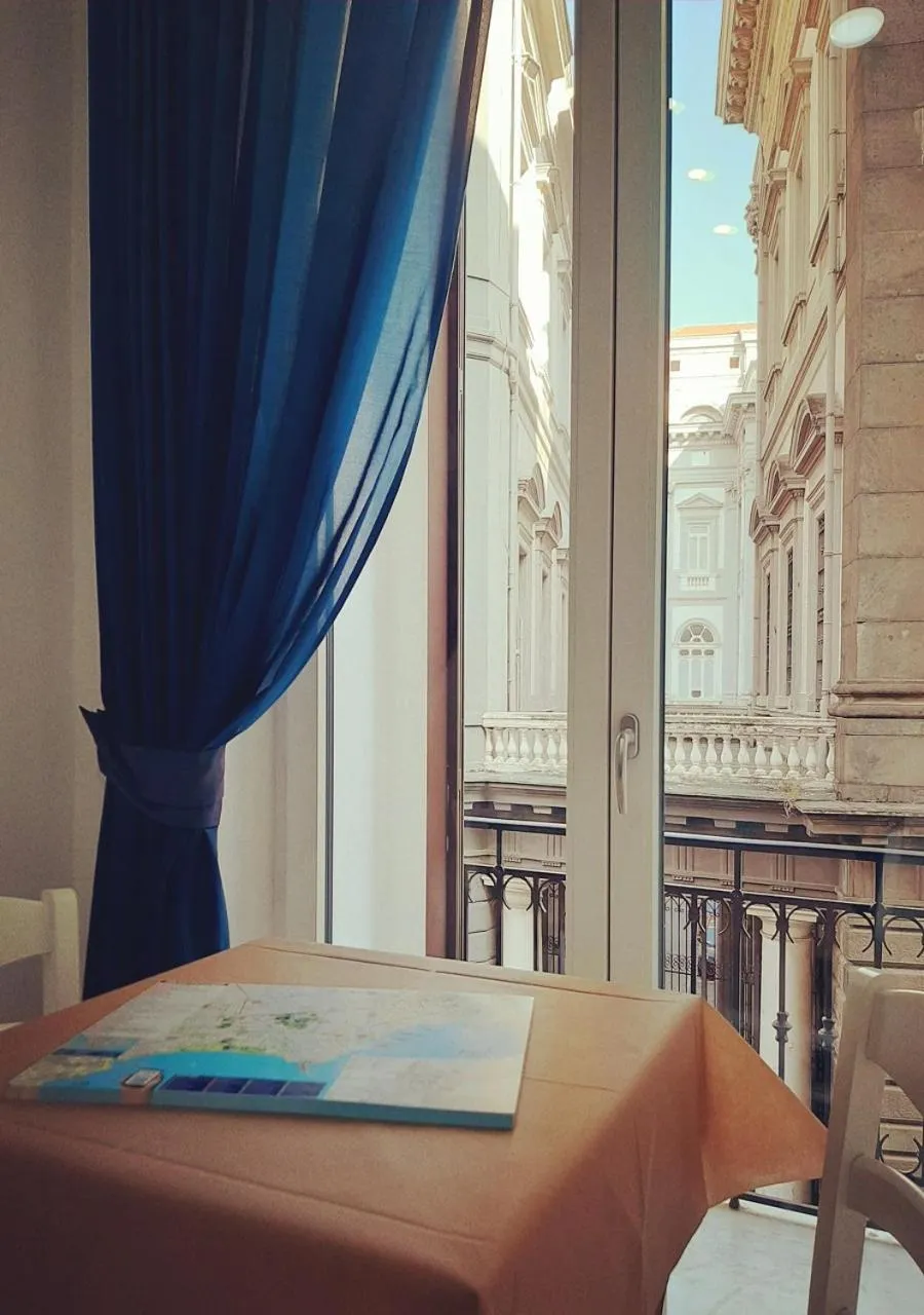 Communal lounge/ TV room in B&B DolceVita Napoli