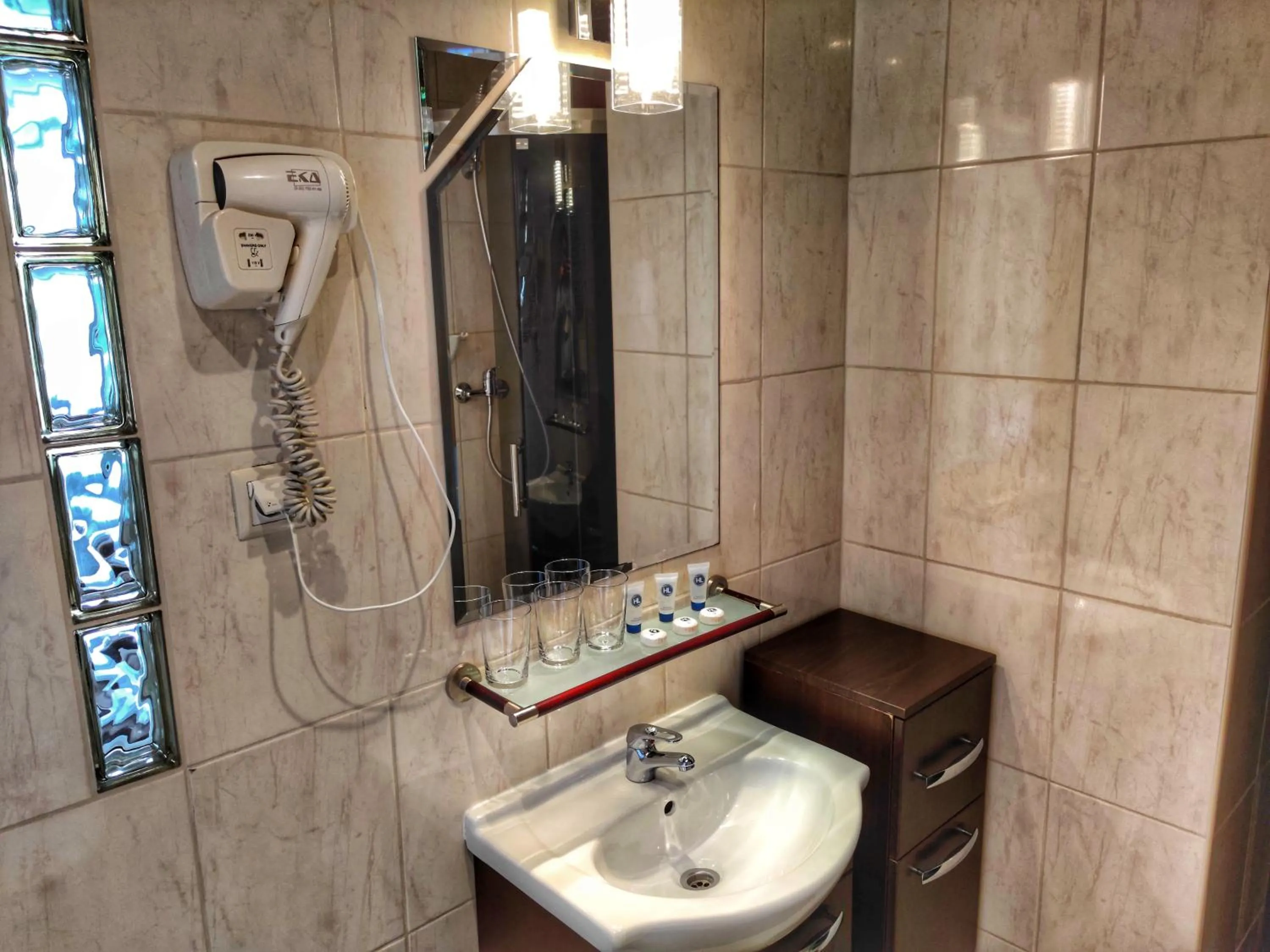 Shower in Hotel Logos