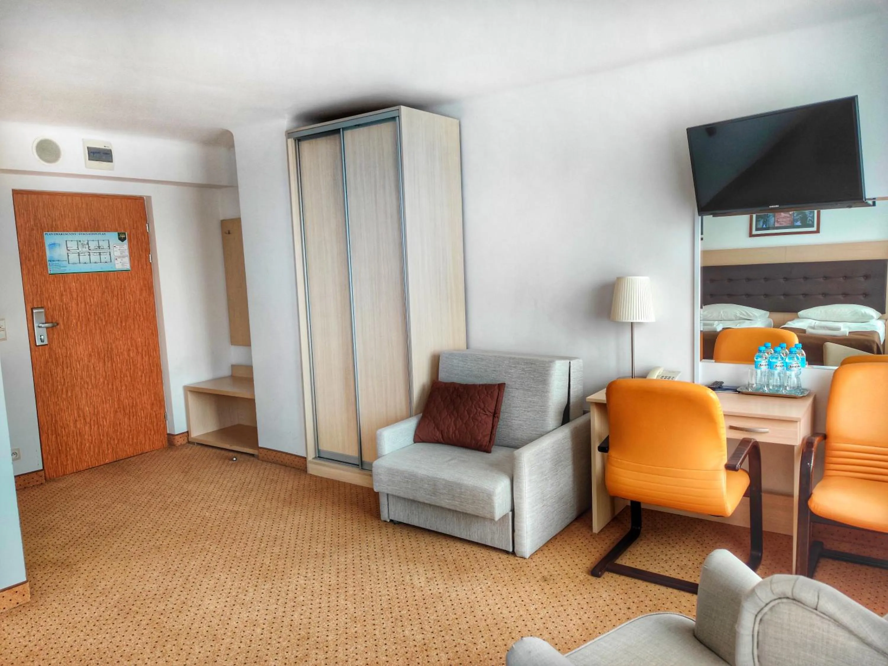 Photo of the whole room in Hotel Logos