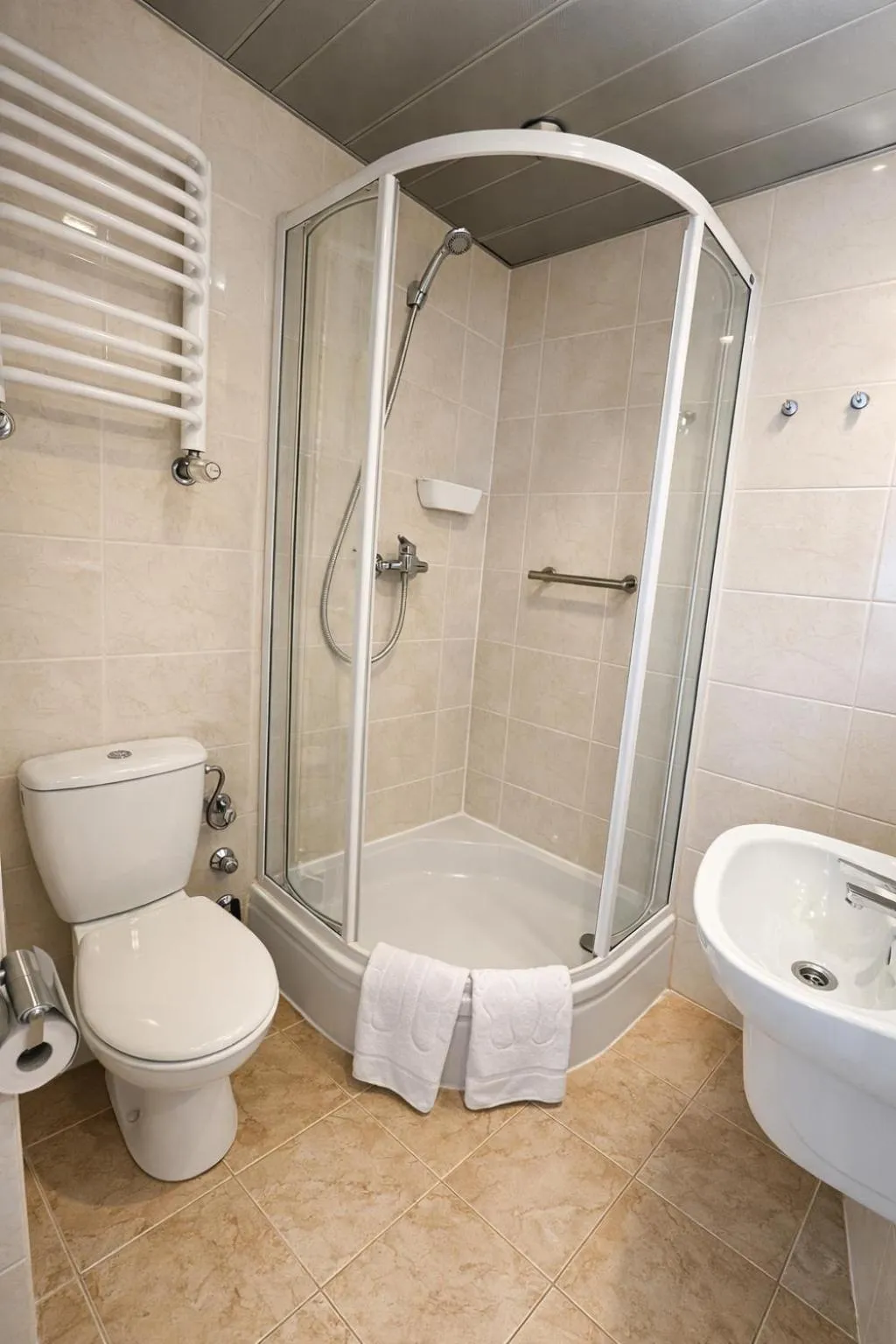 Shower in Hotel Logos