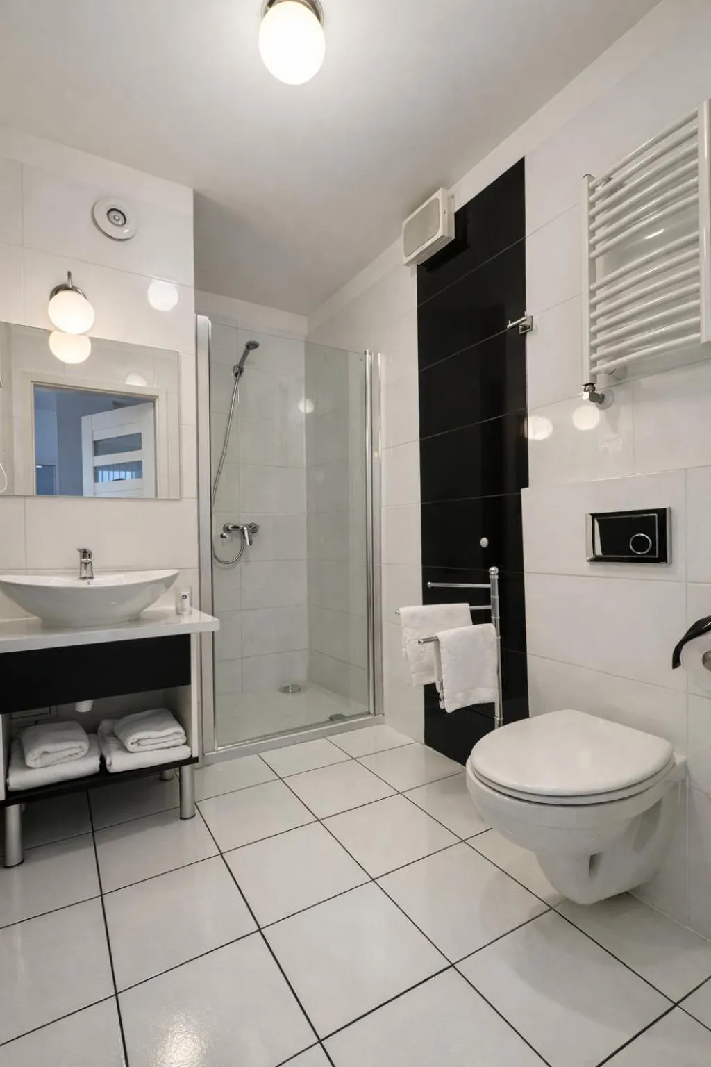 Shower in Hotel Logos