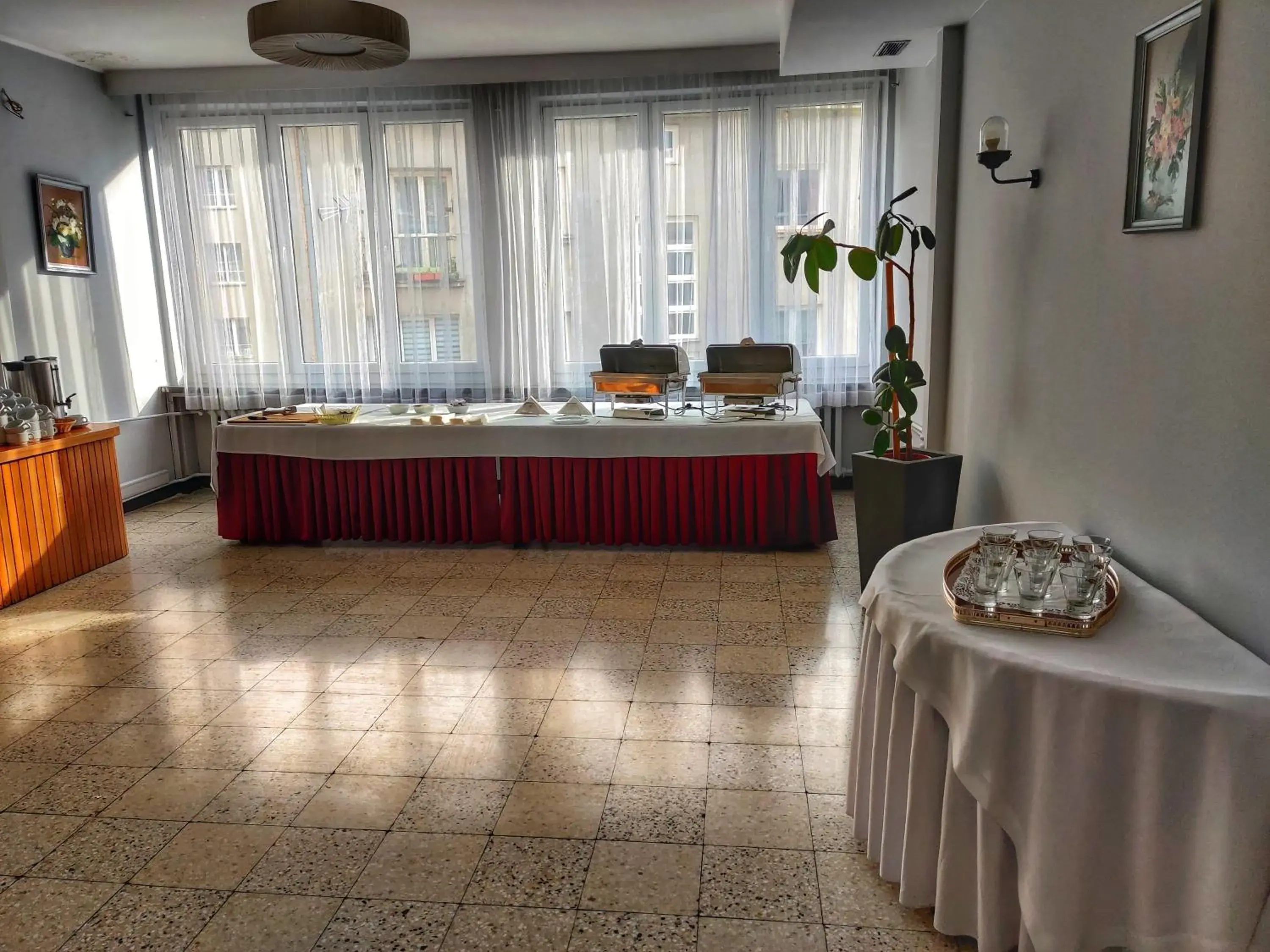 Restaurant/places to eat in Hotel Logos Restaurant/places to eat in Hotel Logos