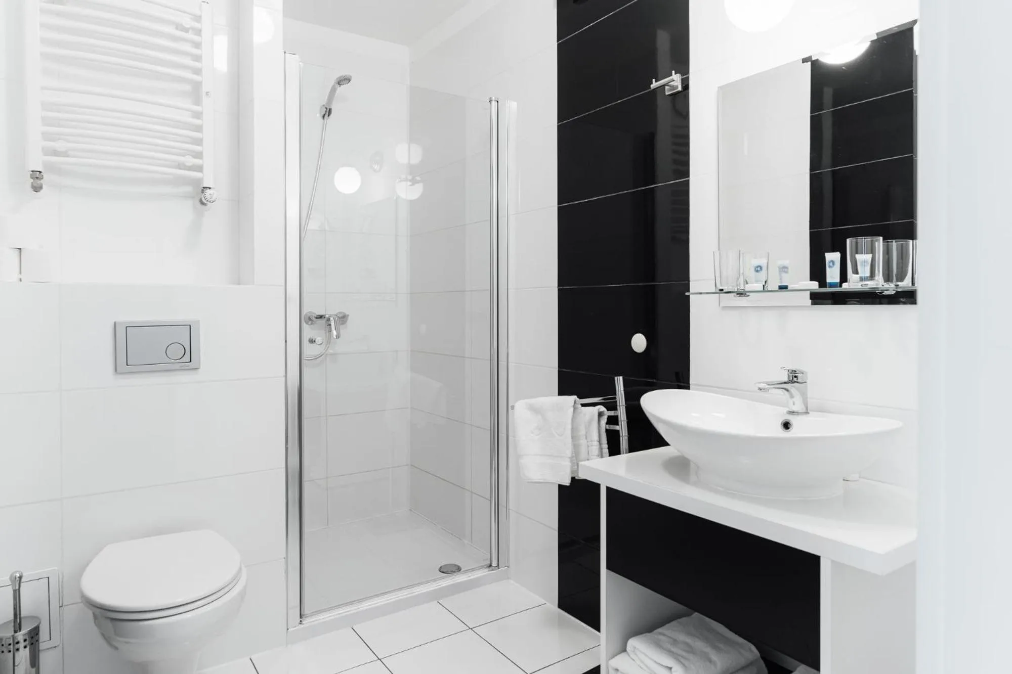 Shower in Hotel Logos