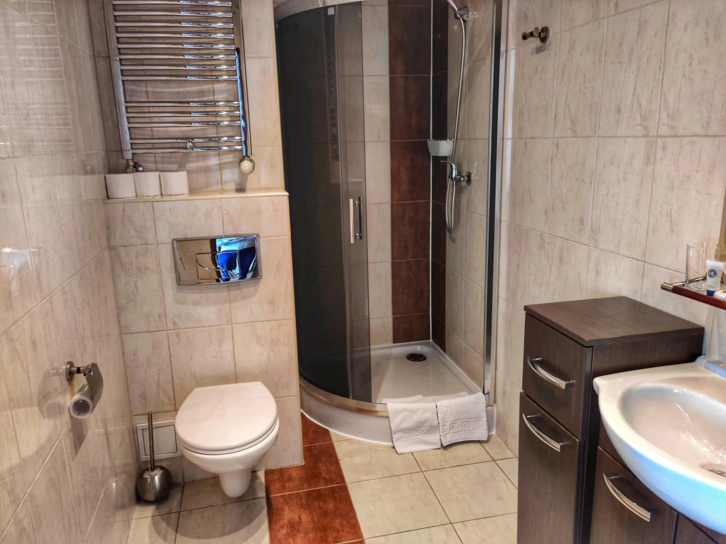 Shower in Hotel Logos