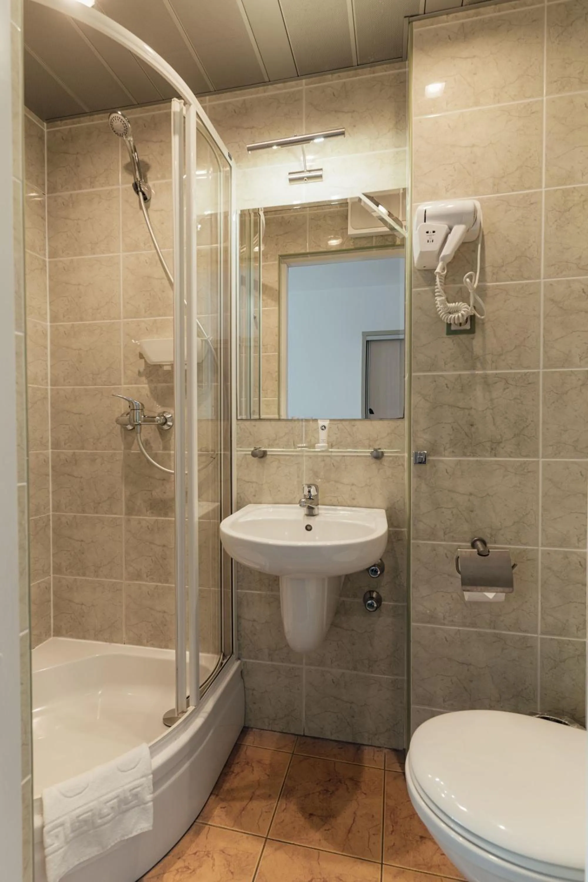 Shower in Hotel Logos