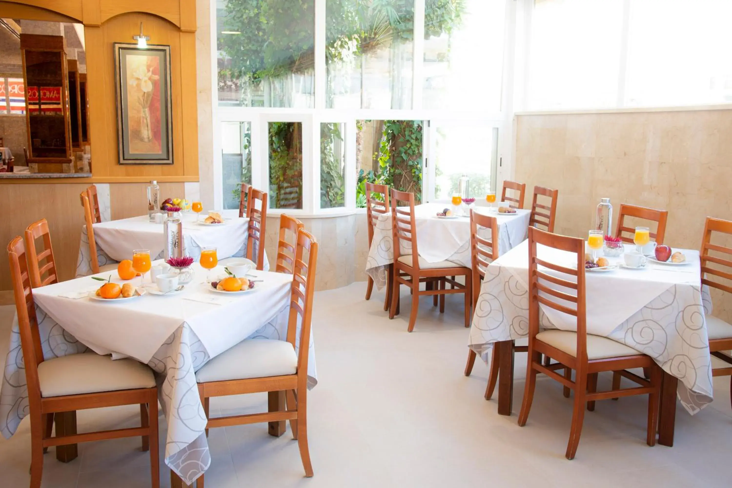 Restaurant/places to eat in Hotel Amoros Restaurant/places to eat in Hotel Amoros
