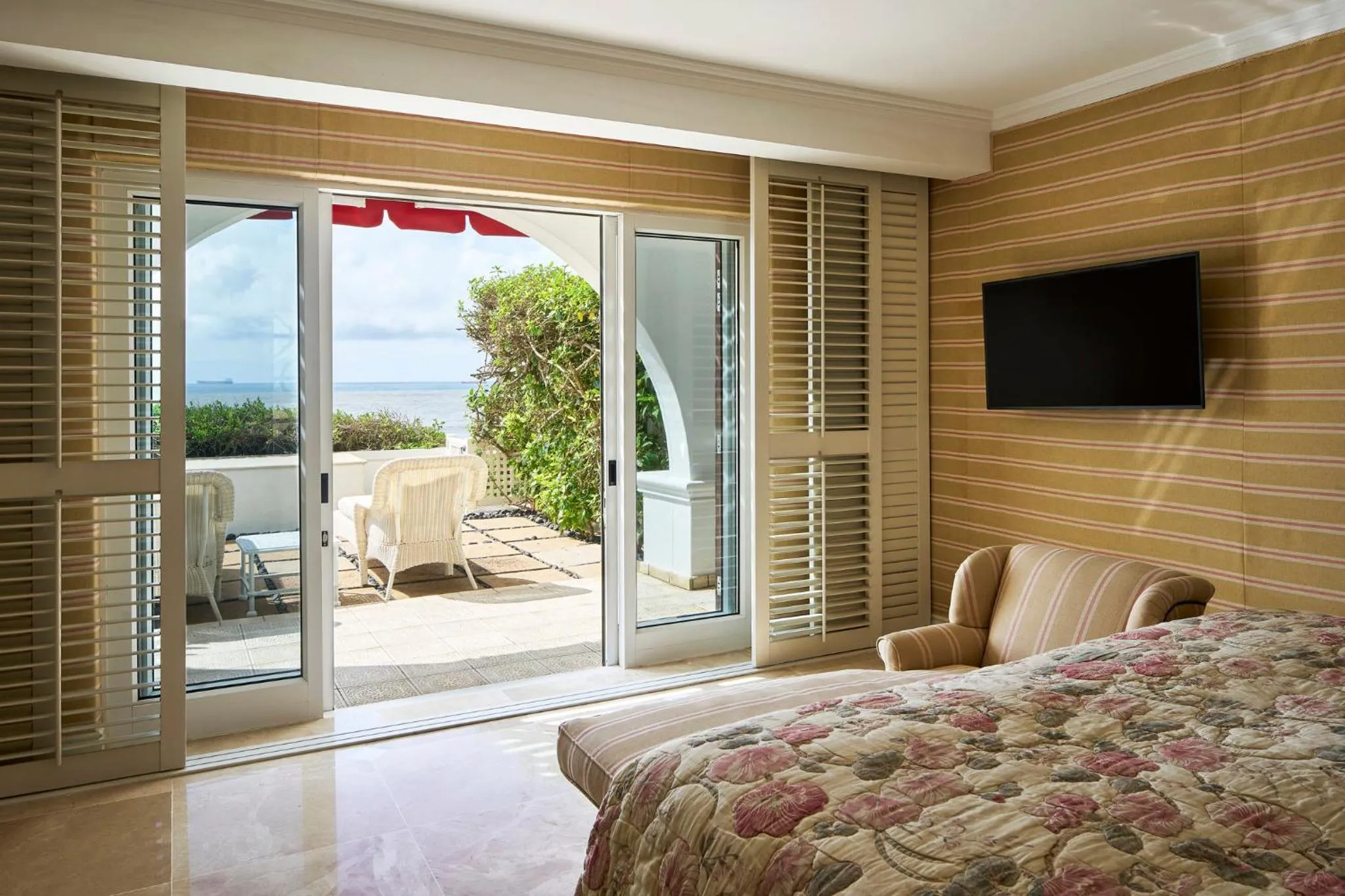 Photo of the whole room, Bed in The Oyster Box