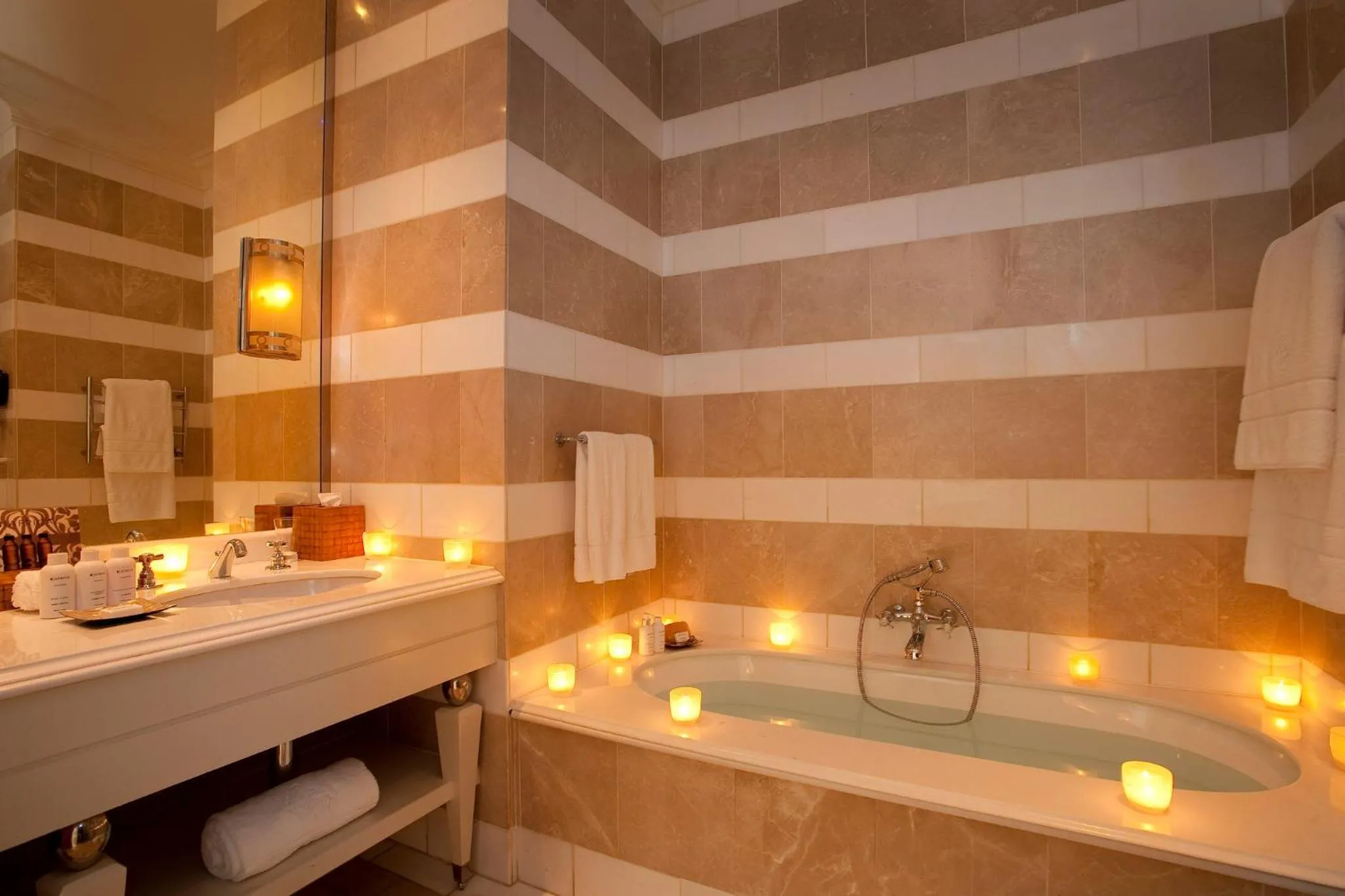 Photo of the whole room in The Oyster Box