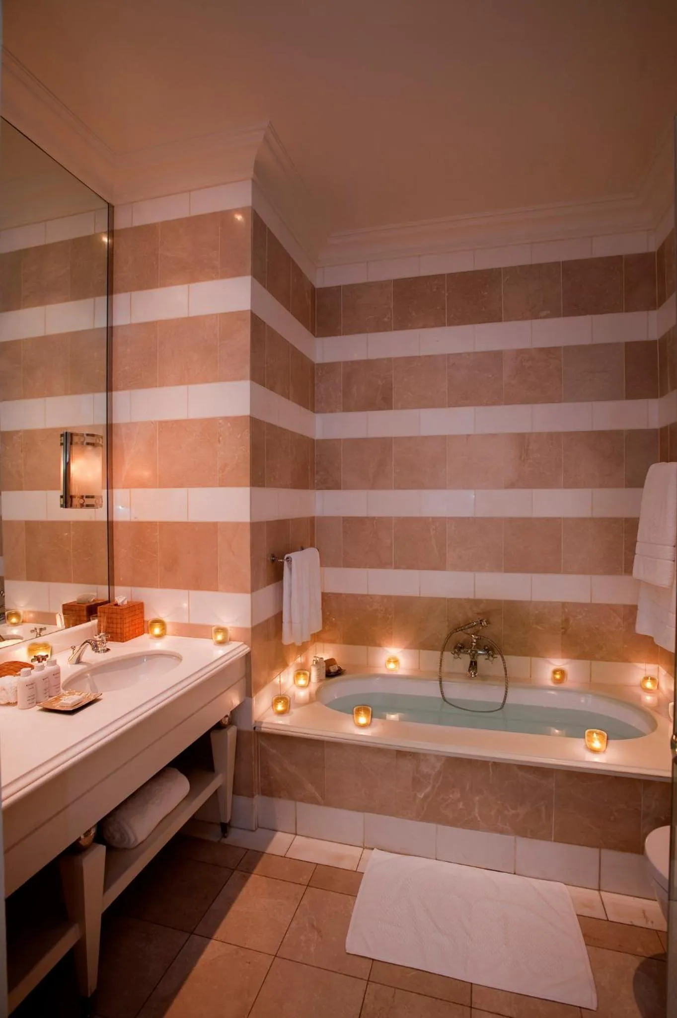 Photo of the whole room, Bed in The Oyster Box