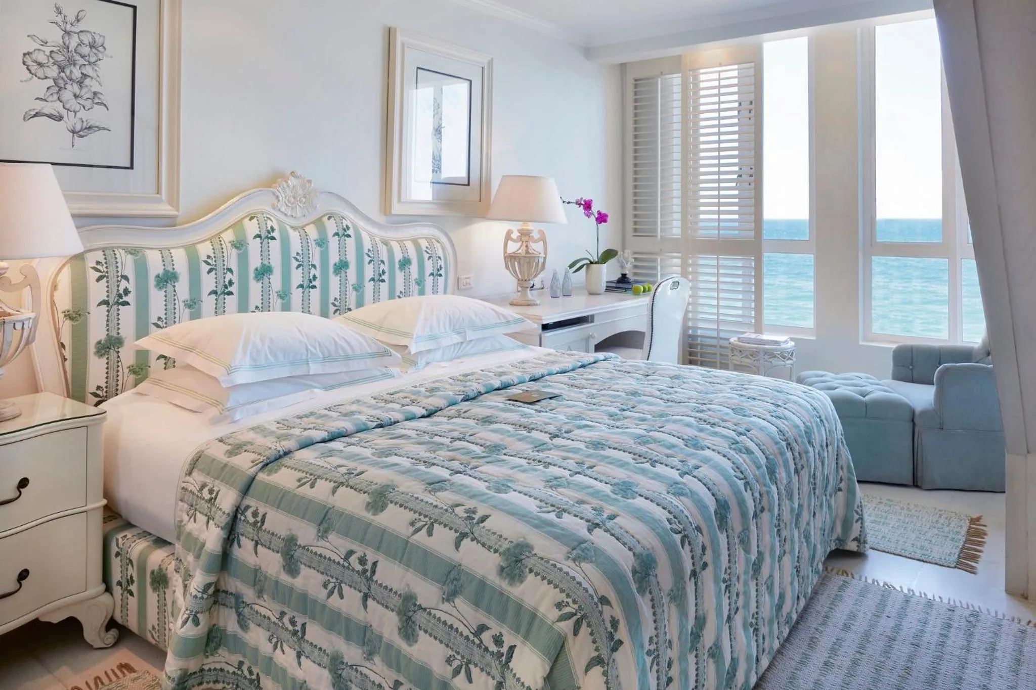 Photo of the whole room, Bed in The Oyster Box