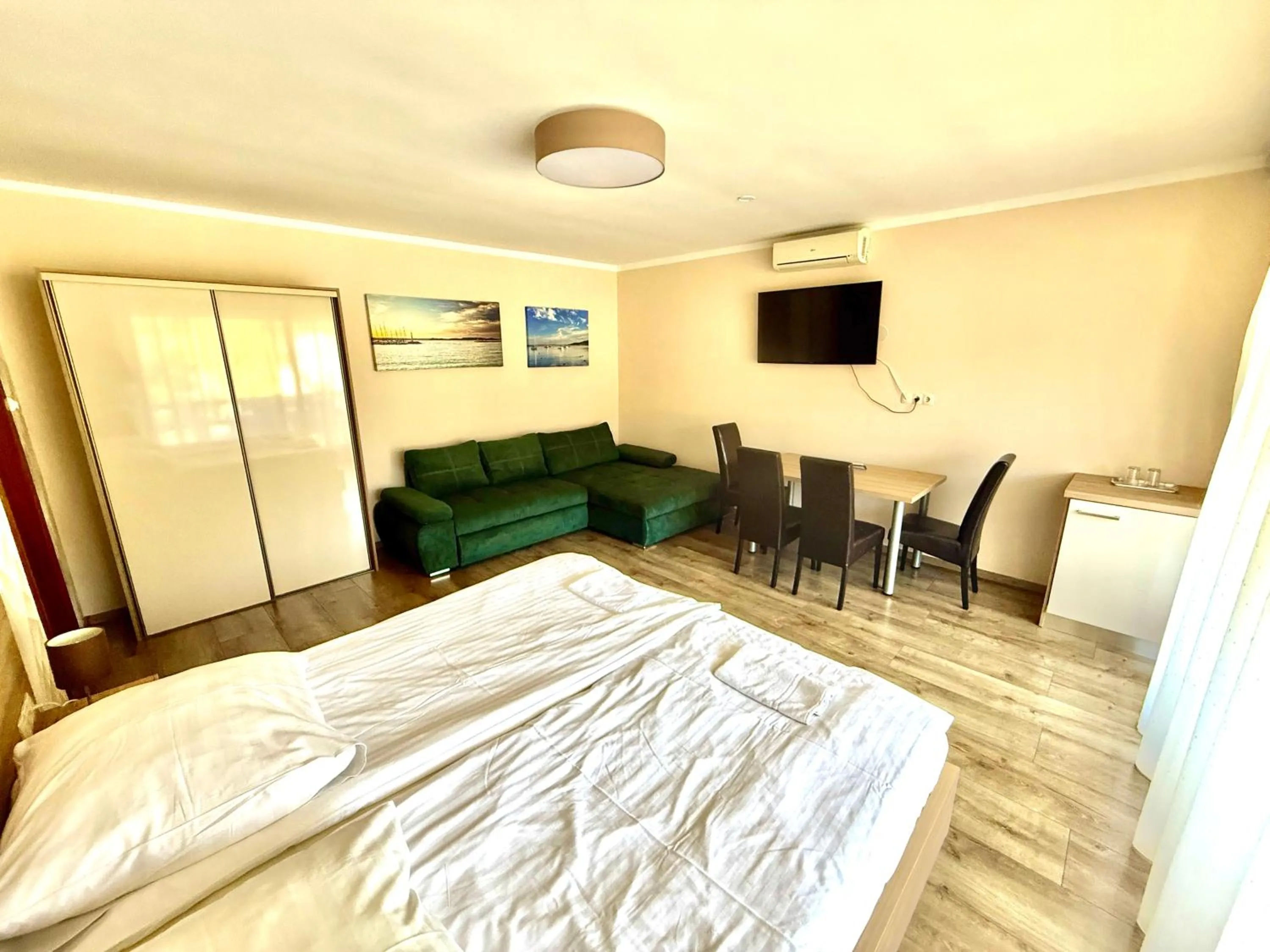 Photo of the whole room, Bed in See Vendégház - Siófok