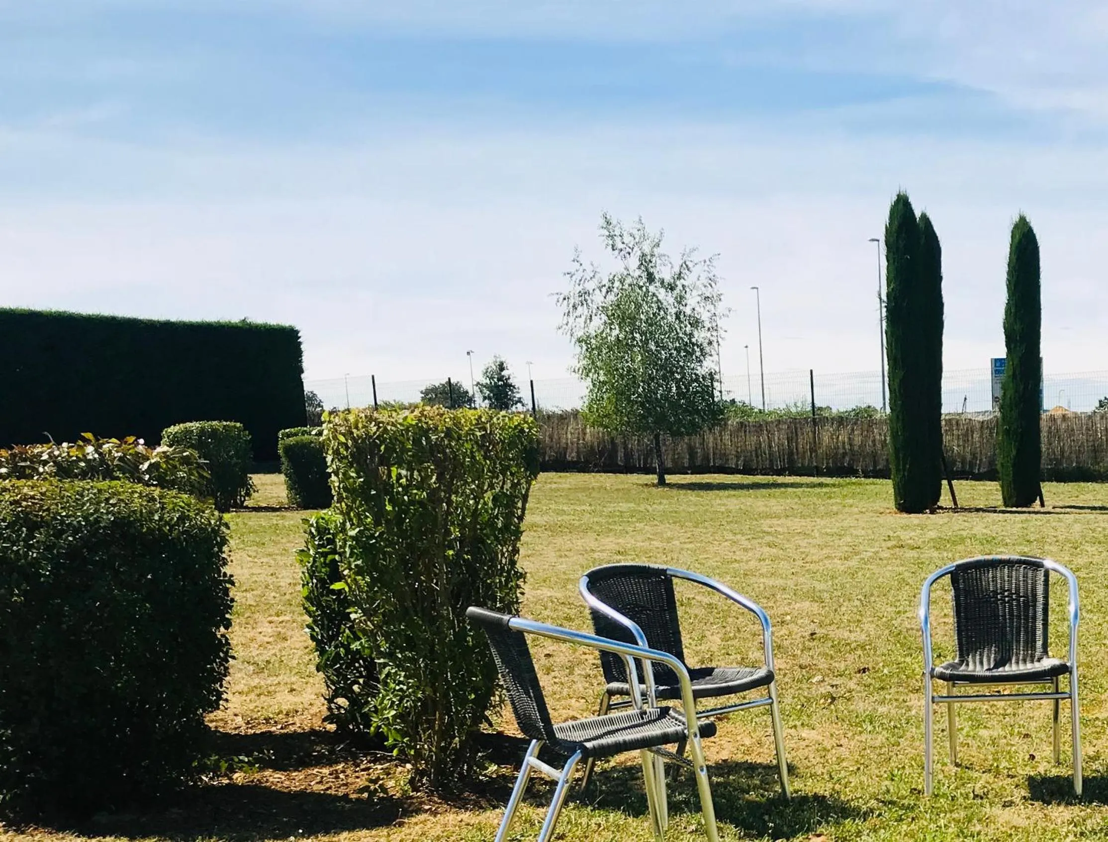 Garden in Kyriad Dijon Sud - Longvic